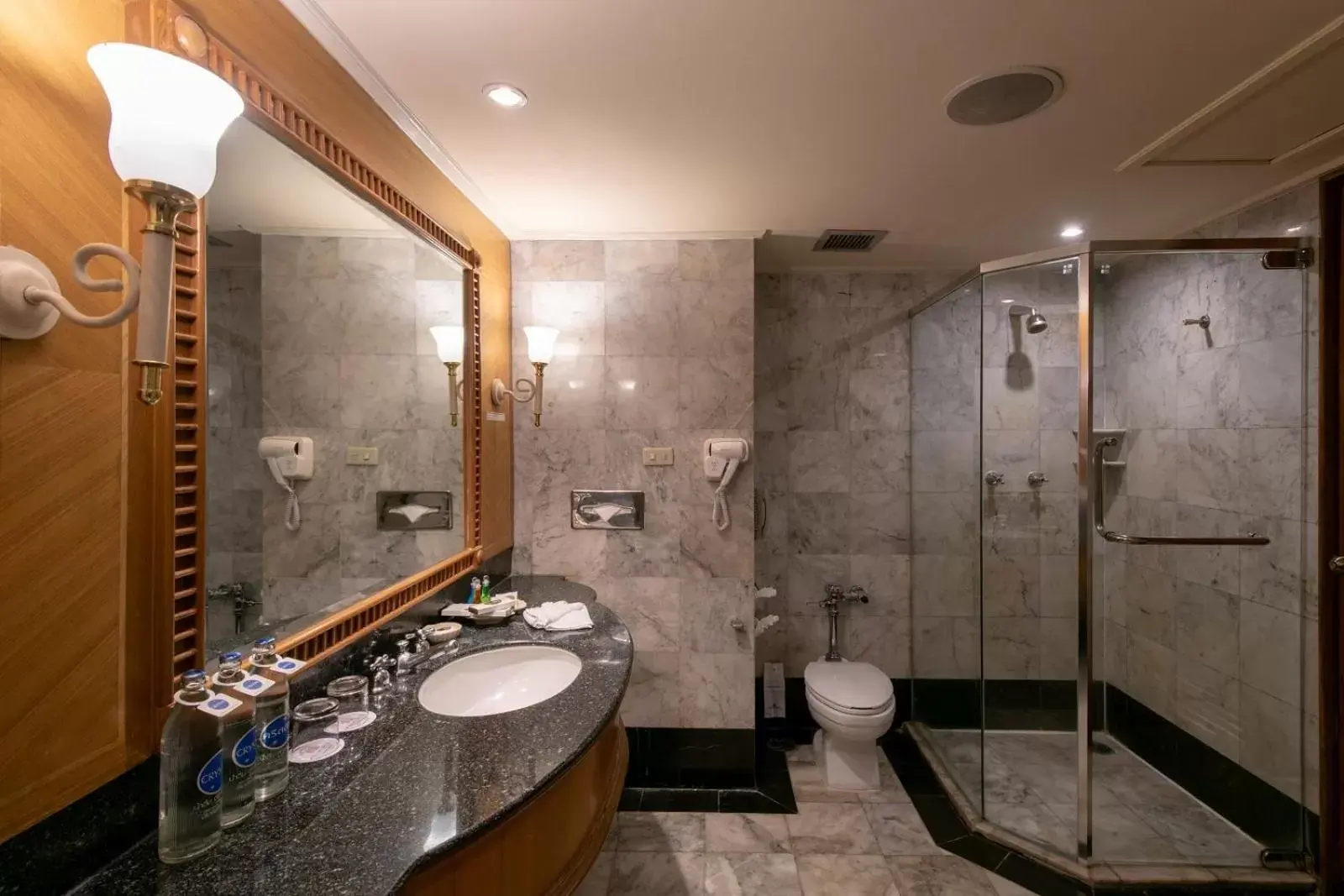 Deluxe Double or Twin Room in Montien Riverside Hotel Bangkok Deluxe Double or Twin Room in Montien Riverside Hotel Bangkok