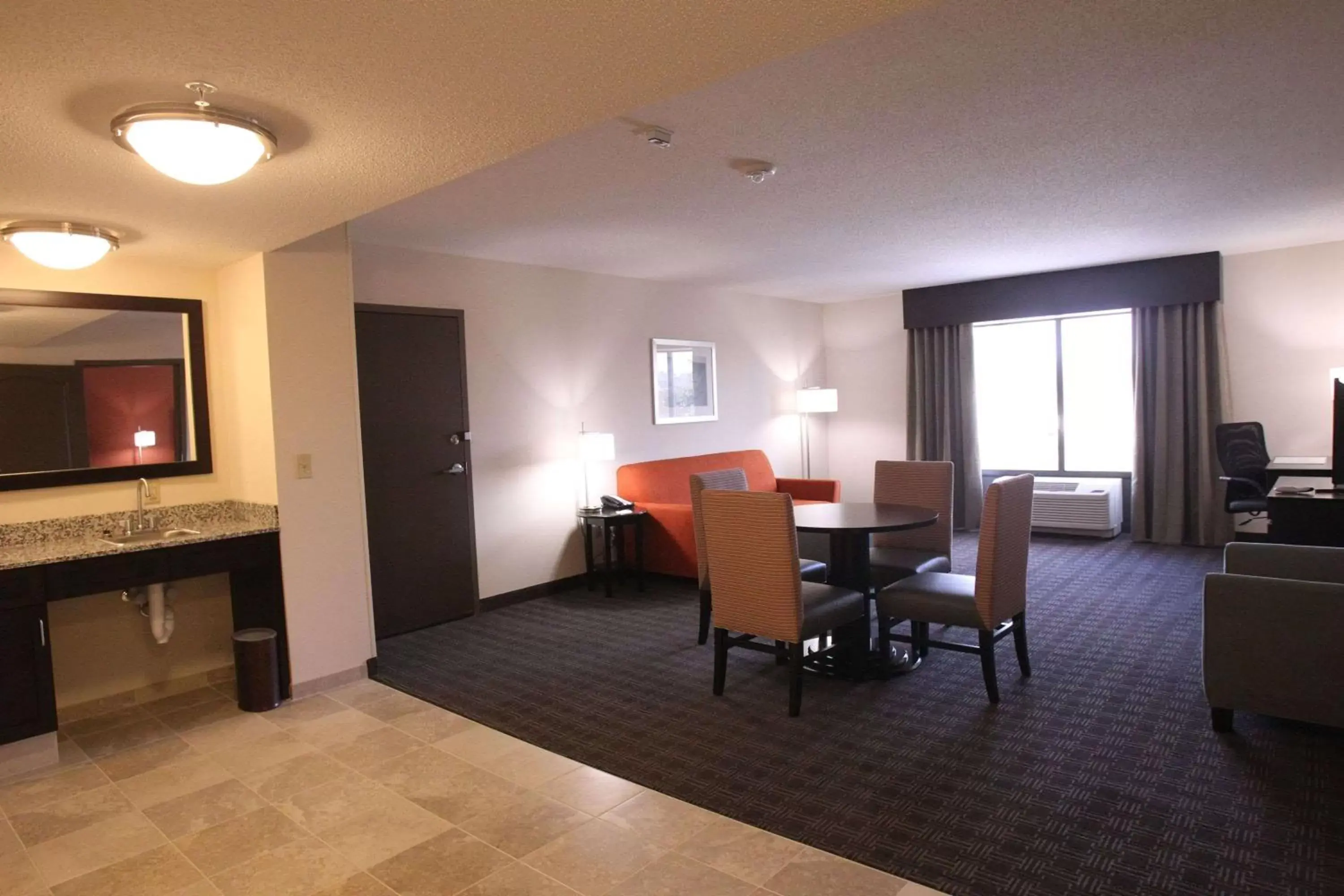 Bed, Seating Area in Hampton Inn & Suites Seneca-Clemson Area