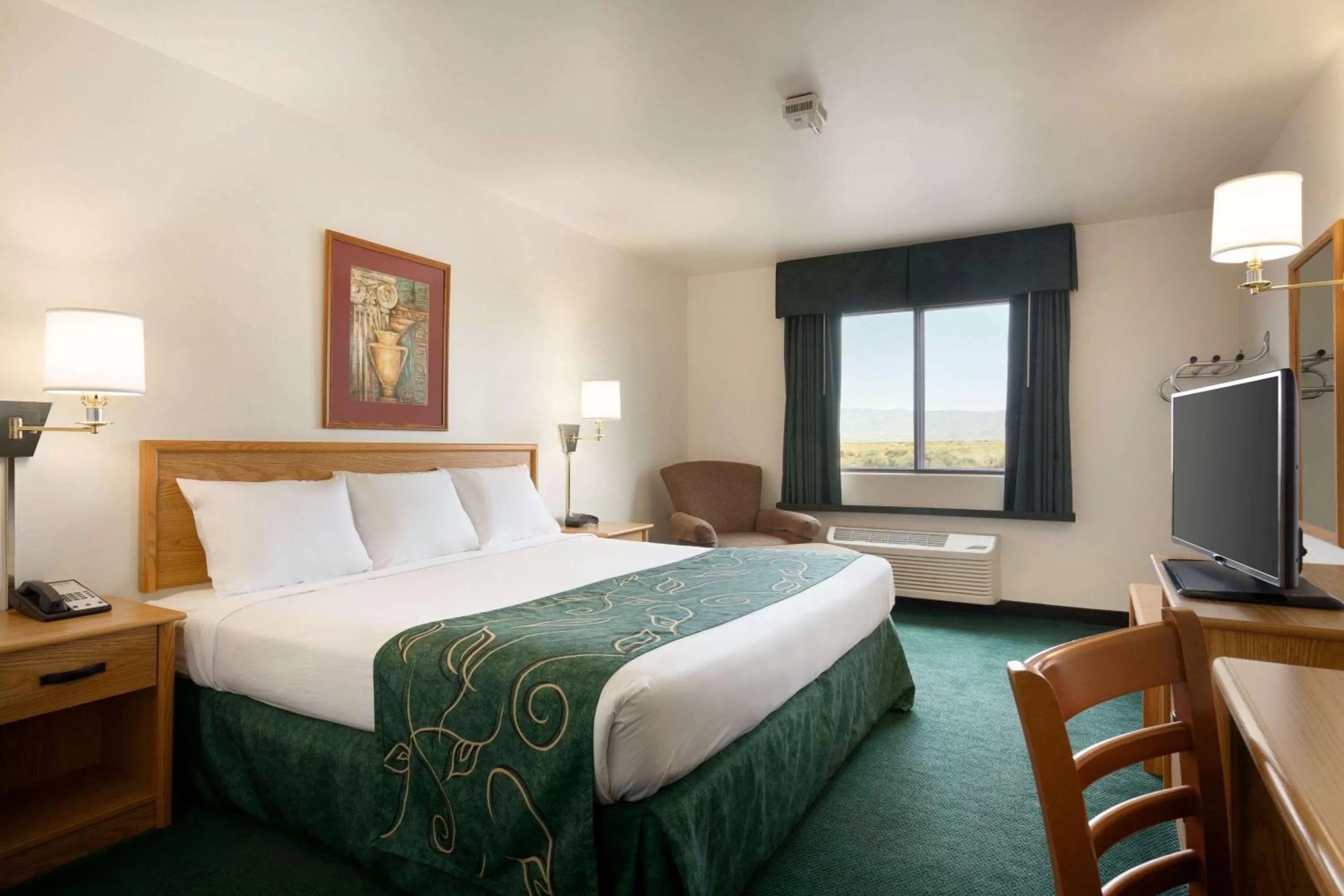 Photo of the whole room, Bed in Travelodge by Wyndham Milford