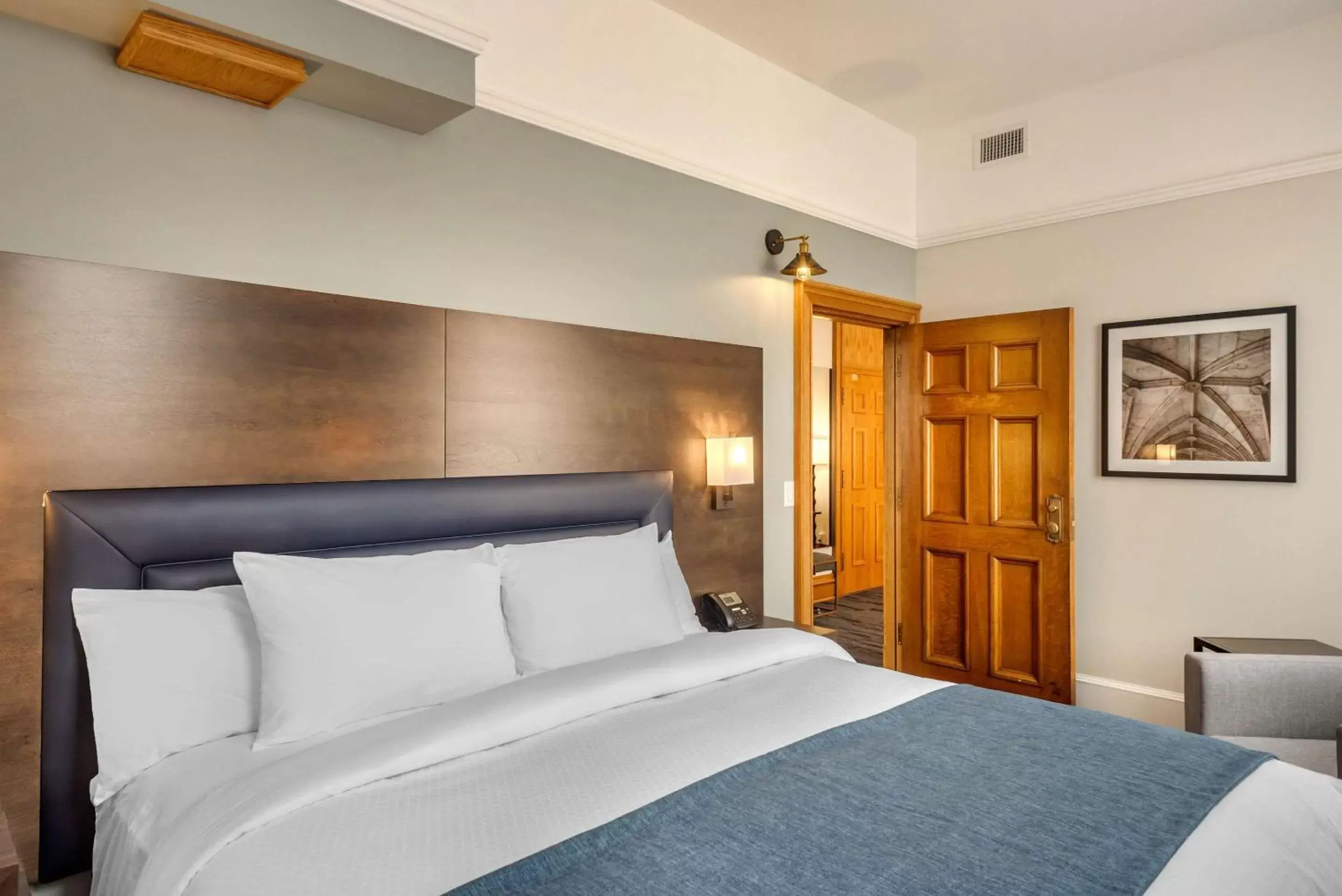 Photo of the whole room, Bed in The Courthouse Hotel, Ascend Hotel Collection