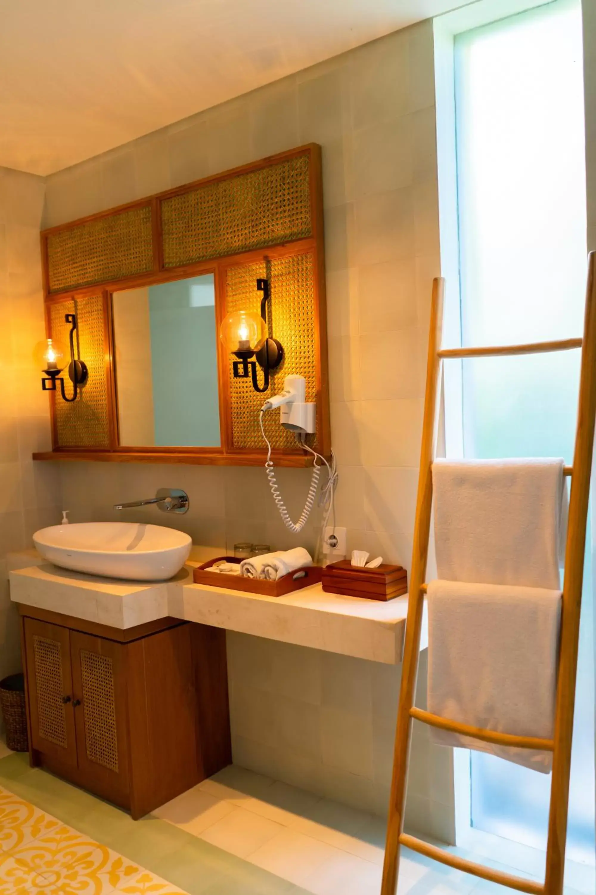 Bathroom in Fourteen Roses Boutique Hotel, Kuta