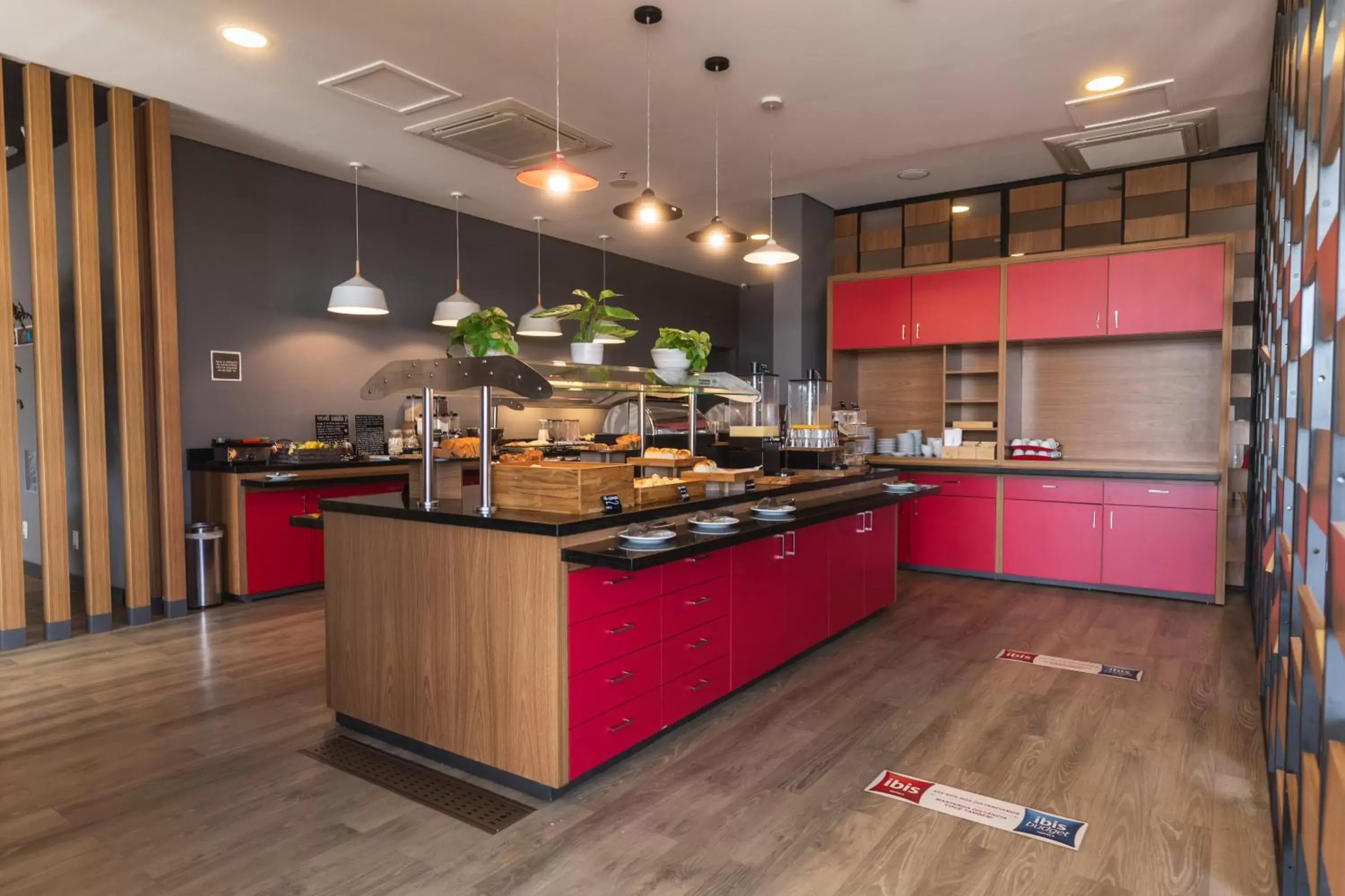 Food and drinks, Kitchen/Kitchenette in Ibis Budget Lorena - Circuito da Fé