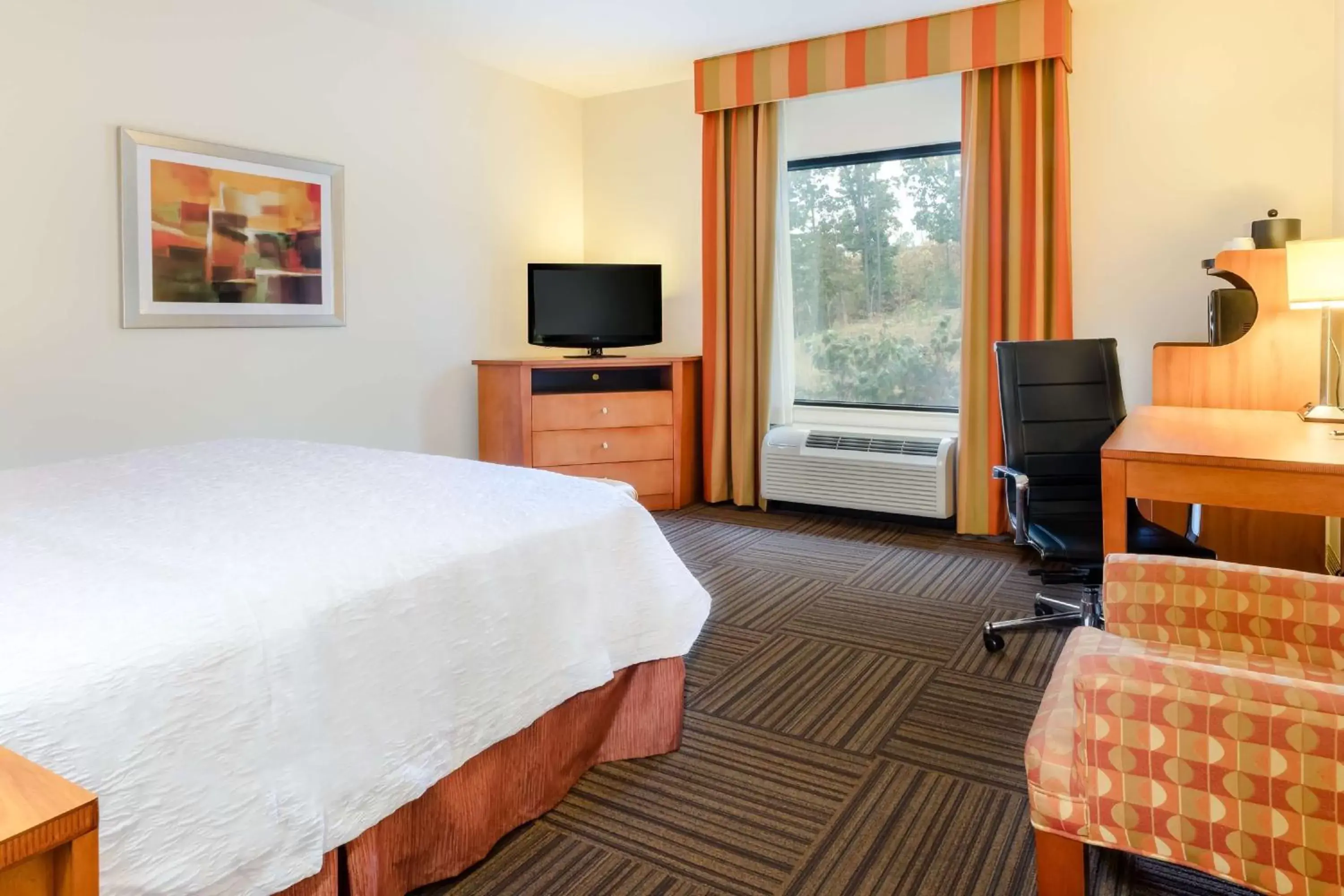 Bedroom, Bed in Hampton Inn Ringgold-Ft. Oglethorpe Bedroom, Bed in Hampton Inn Ringgold-Ft. Oglethorpe