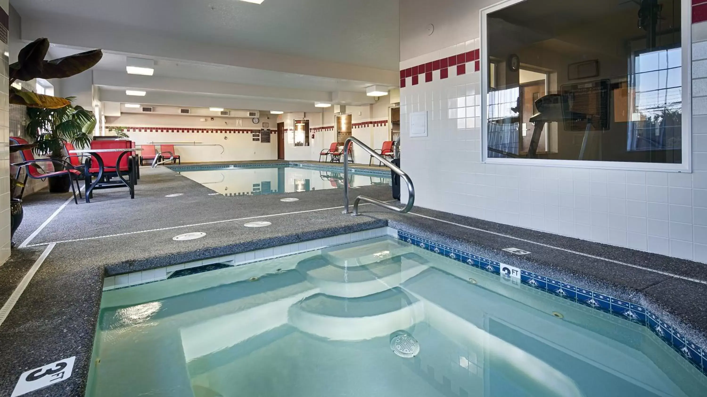 Swimming Pool in Best Western Plus Park Place Inn & Suites