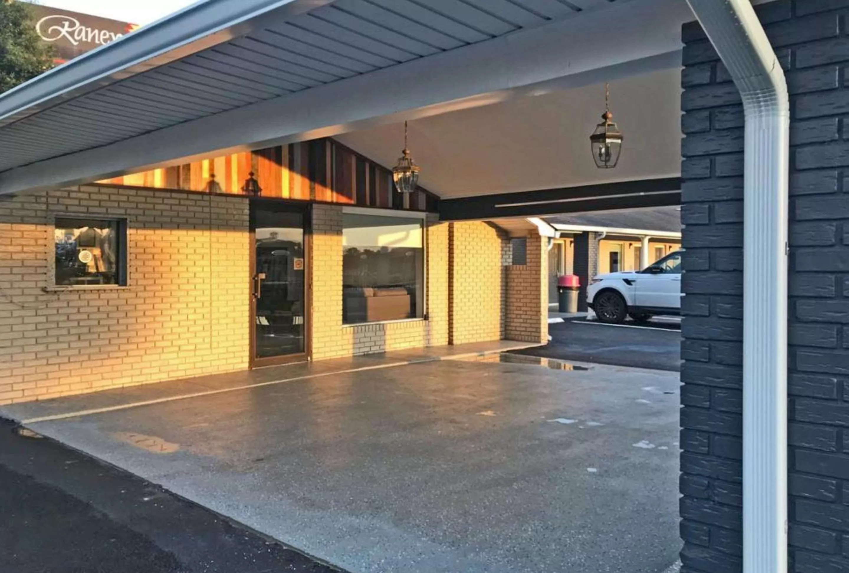 Property building in Rodeway Inn Calhoun South