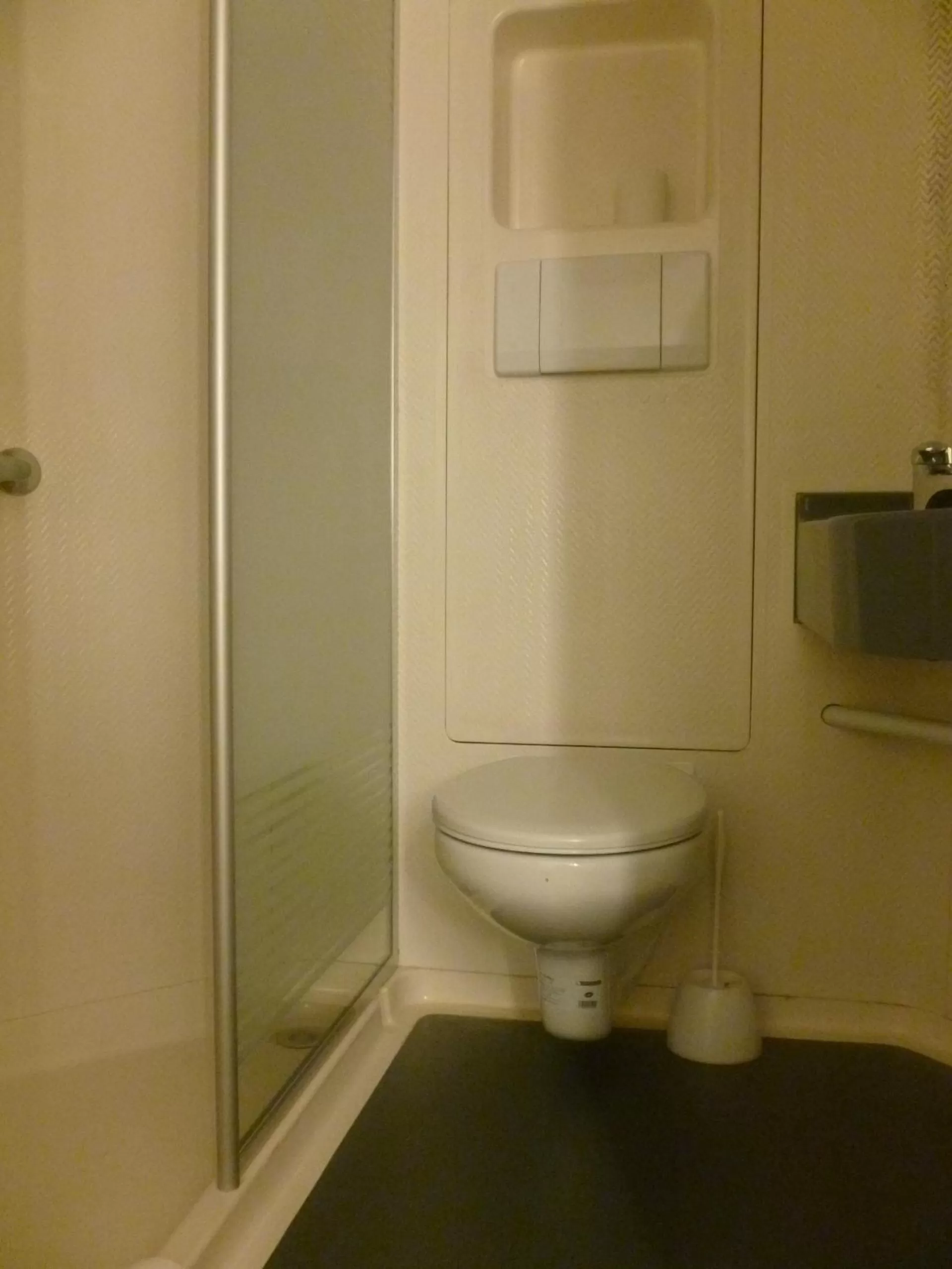 Bathroom in Ibis budget Dunkerque Grande Synthe