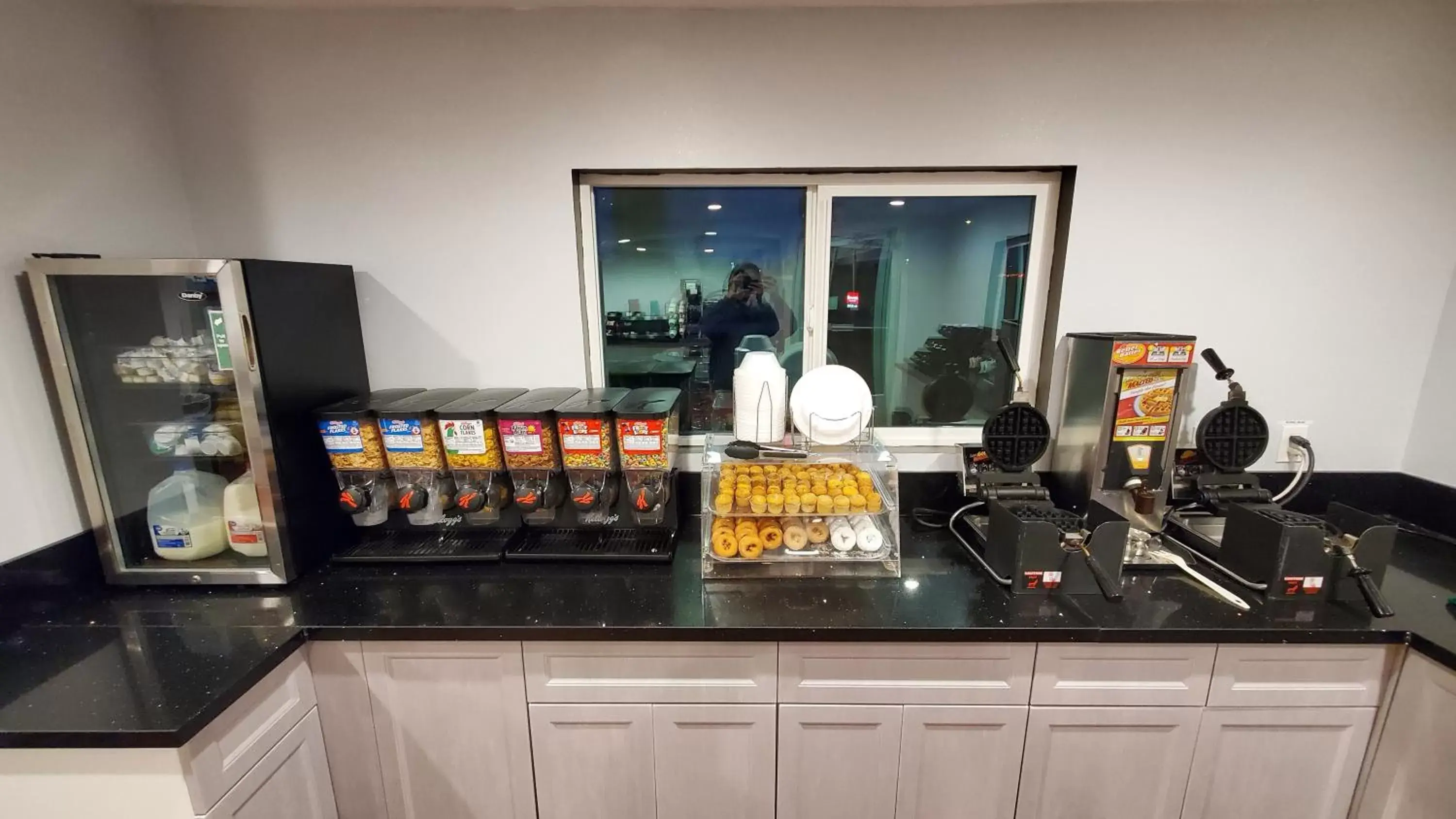 Food and drinks, Kitchen/Kitchenette in Ramada by Wyndham Flagstaff East