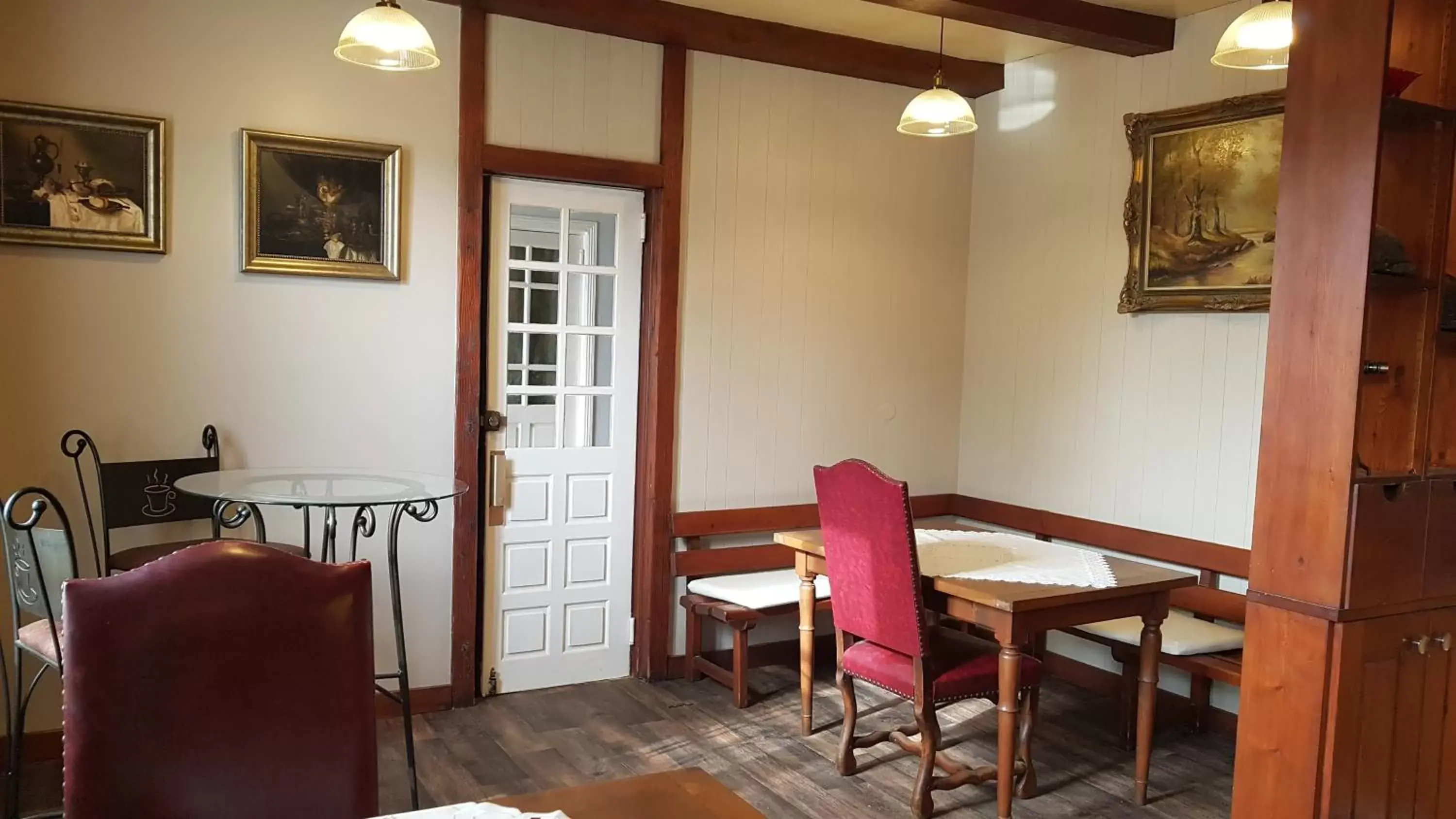 Dining Area in L'ancienne Gendarmerie