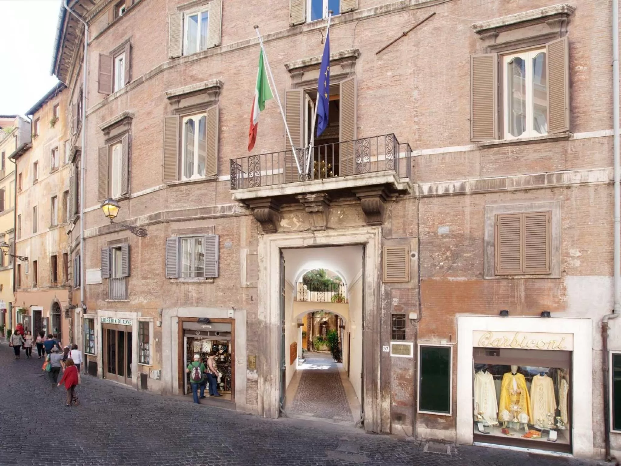 Facade/entrance in Pantheon Inn