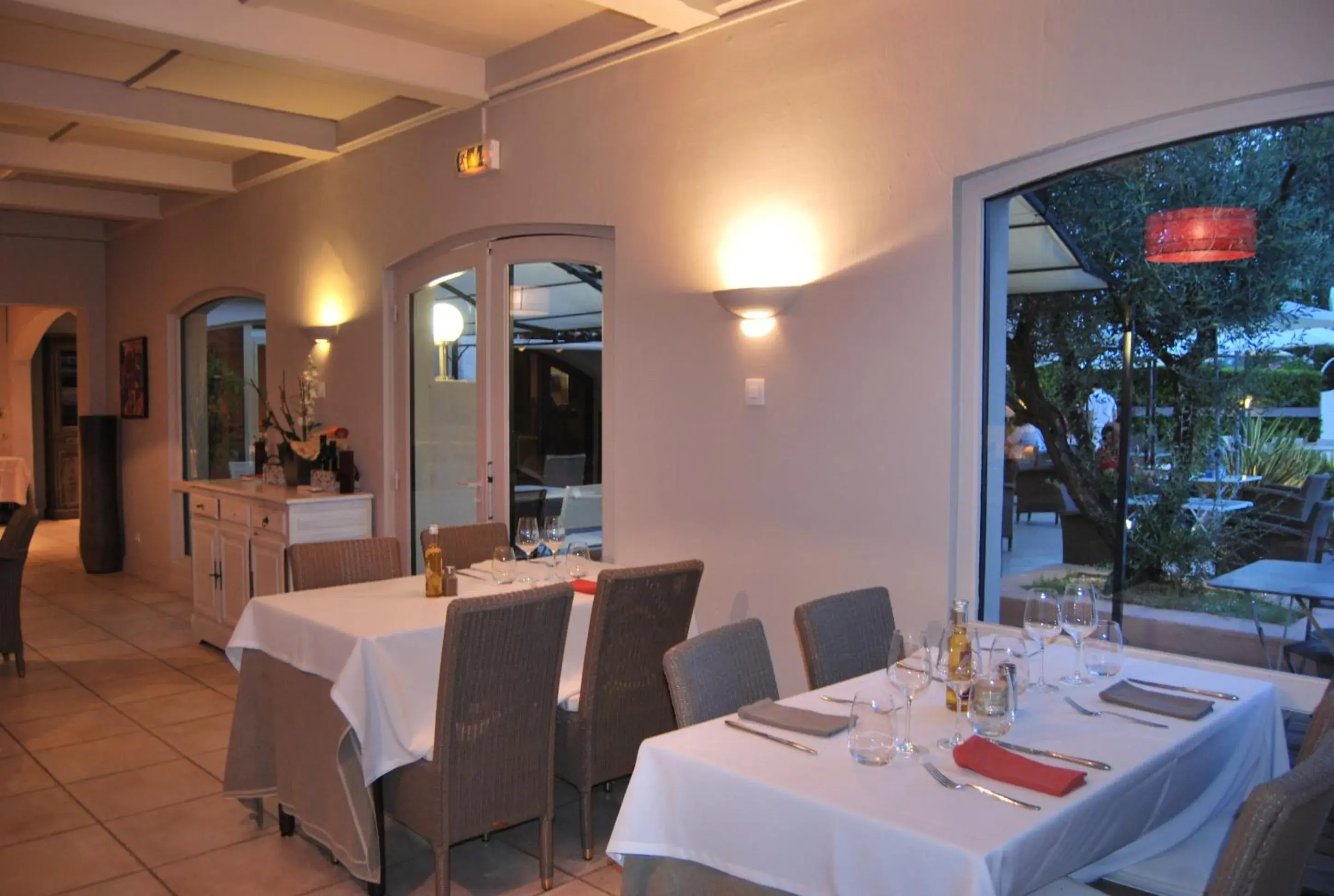 Restaurant/Places to Eat in Les Aubuns Country Hotel