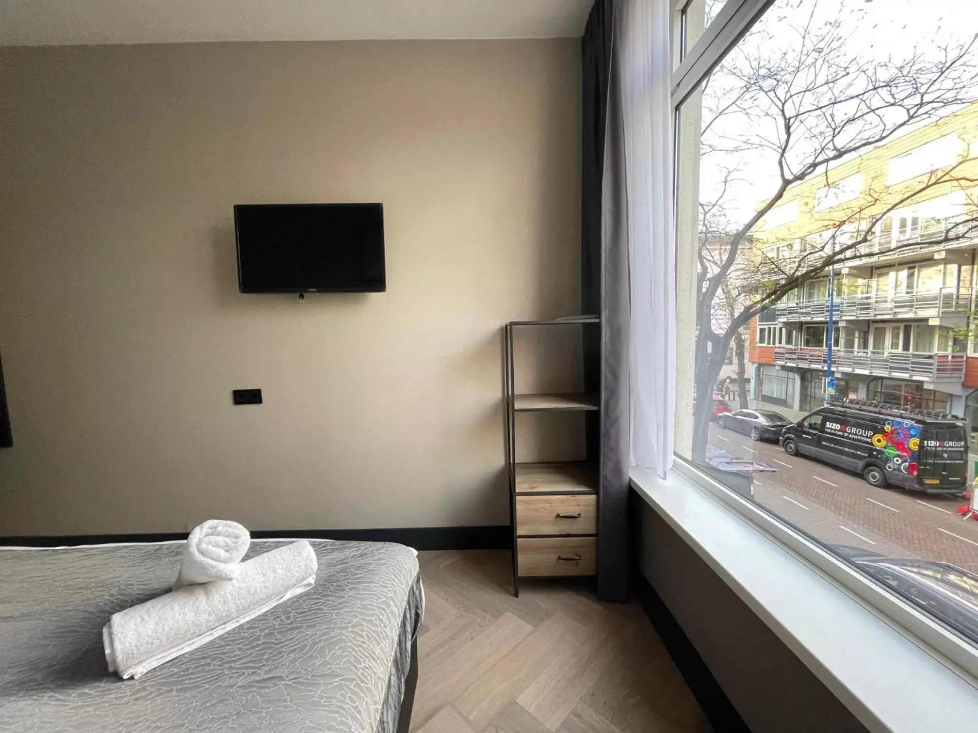 Bed, TV/Entertainment Center in H3 Hotel Rotterdam City Center