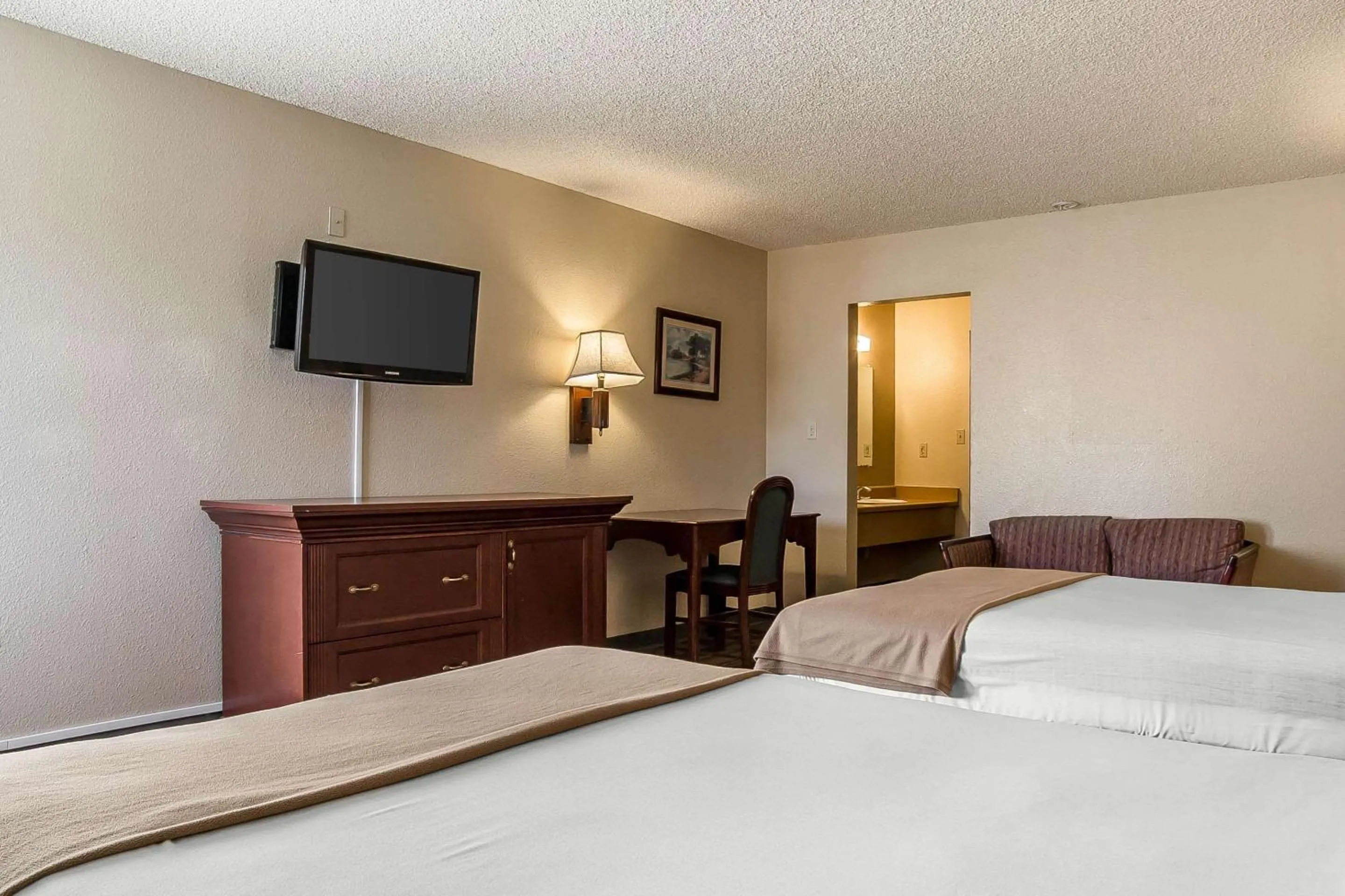 Photo of the whole room, Bed in Rodeway Inn Cheyenne I-80 East