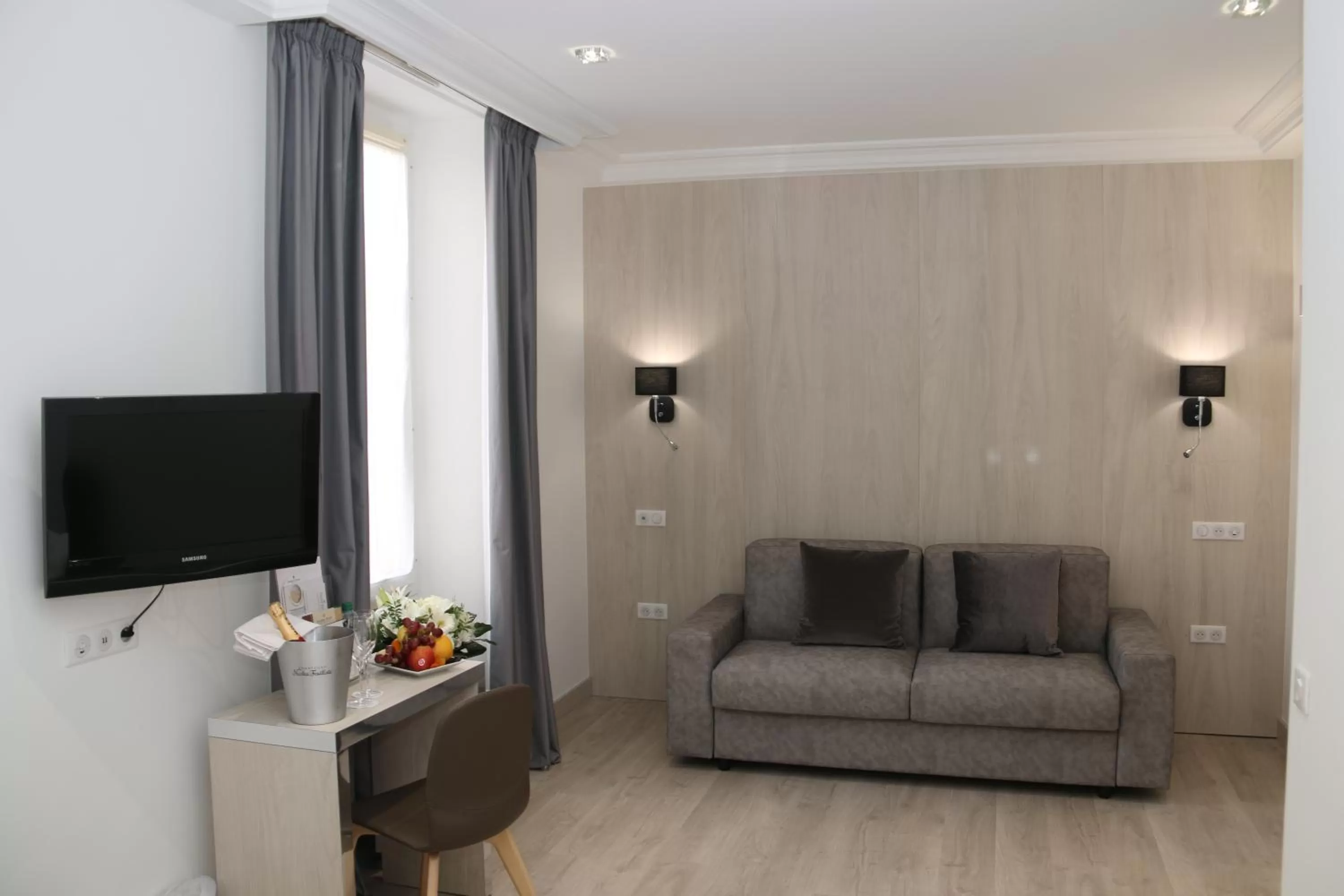 Bed in GOLDEN TULIP CANNES HOTEL de PARIS