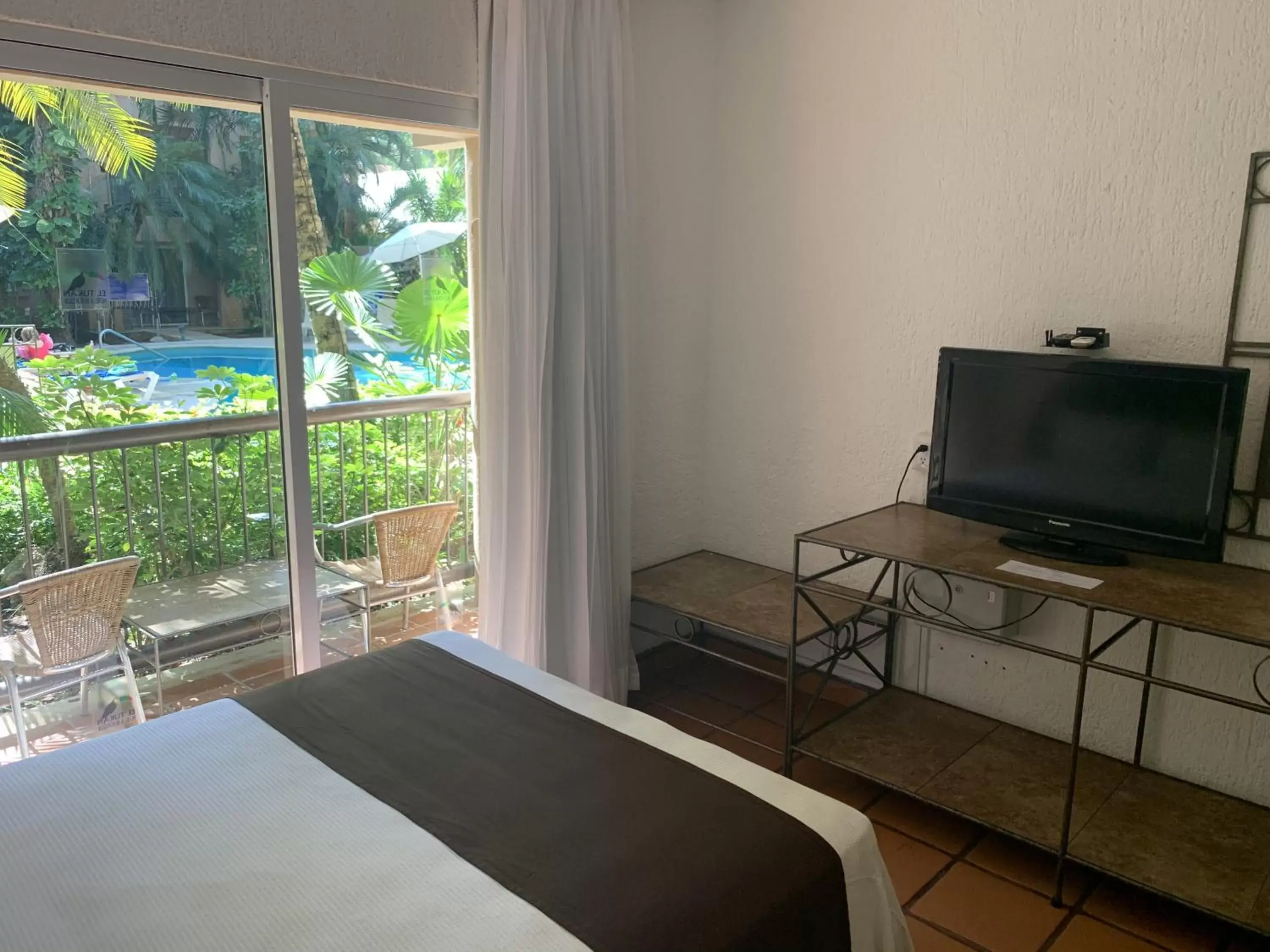 Bedroom, TV/Entertainment Center in Tukan Hotel Playa del Carmen