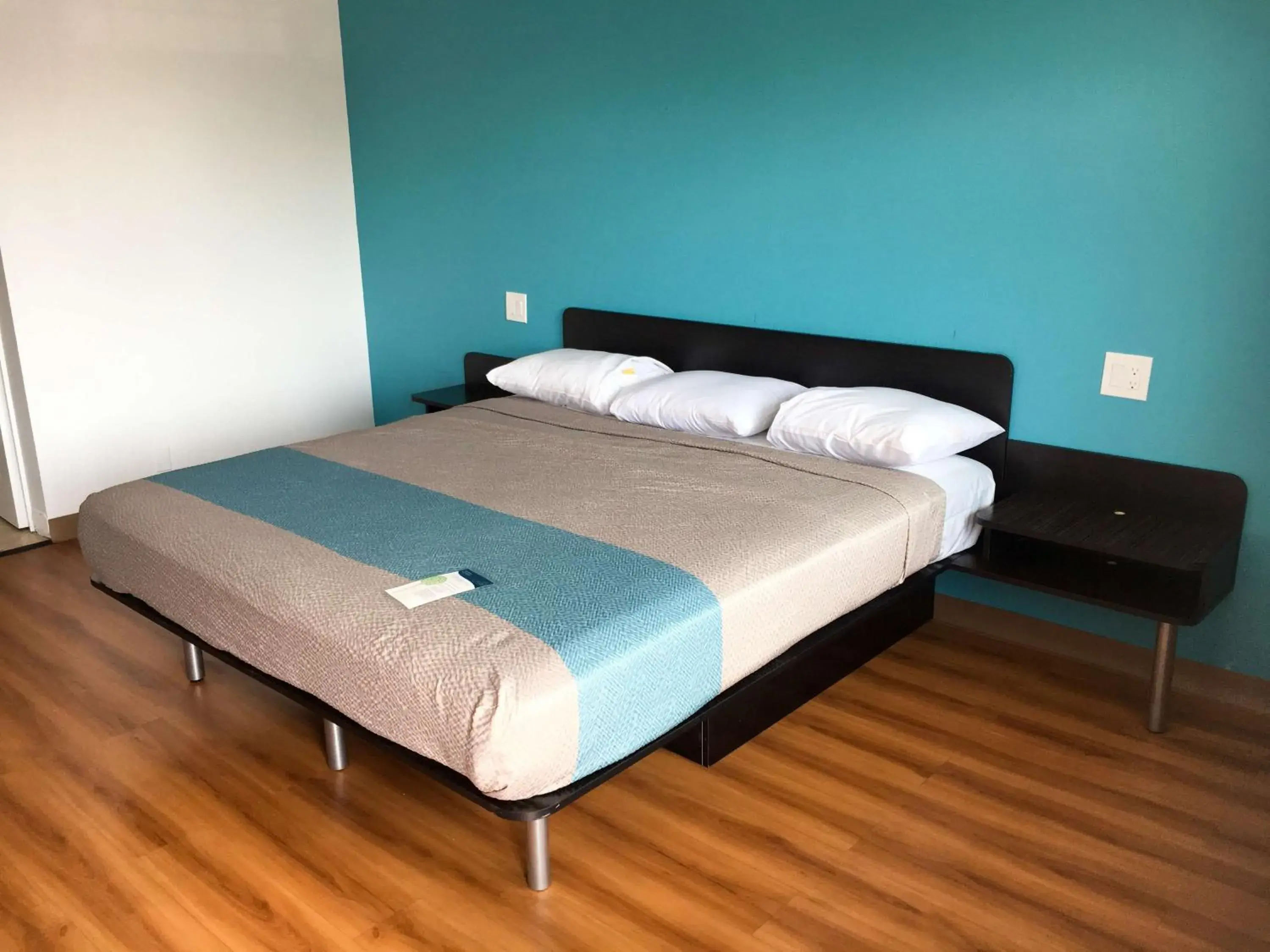 King Room - Disability Access - Non-Smoking in Motel 6 Norwalk, CA King Room - Disability Access - Non-Smoking in Motel 6 Norwalk, CA