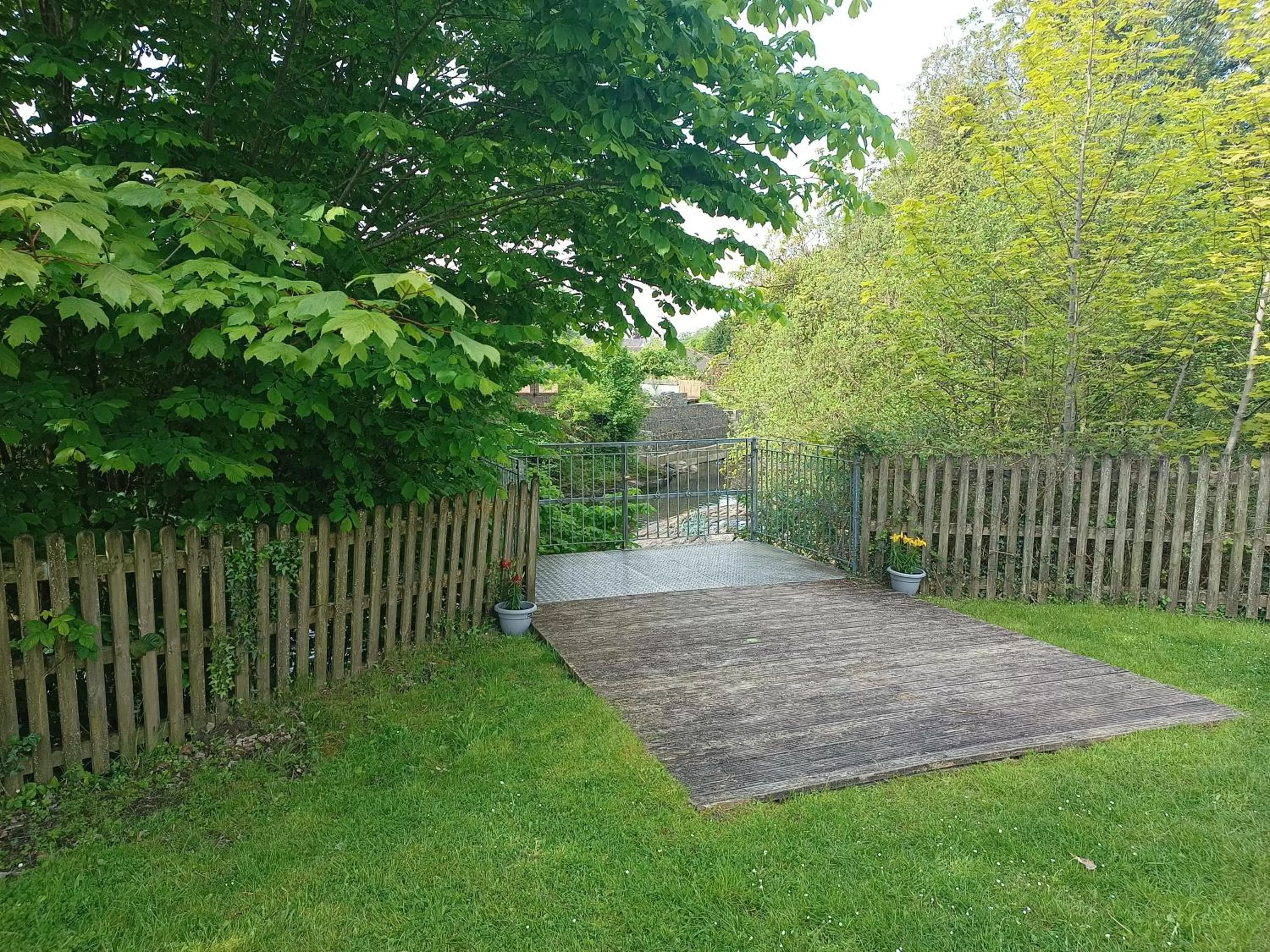 Garden in The Ynyscedwyn Arms Hotel