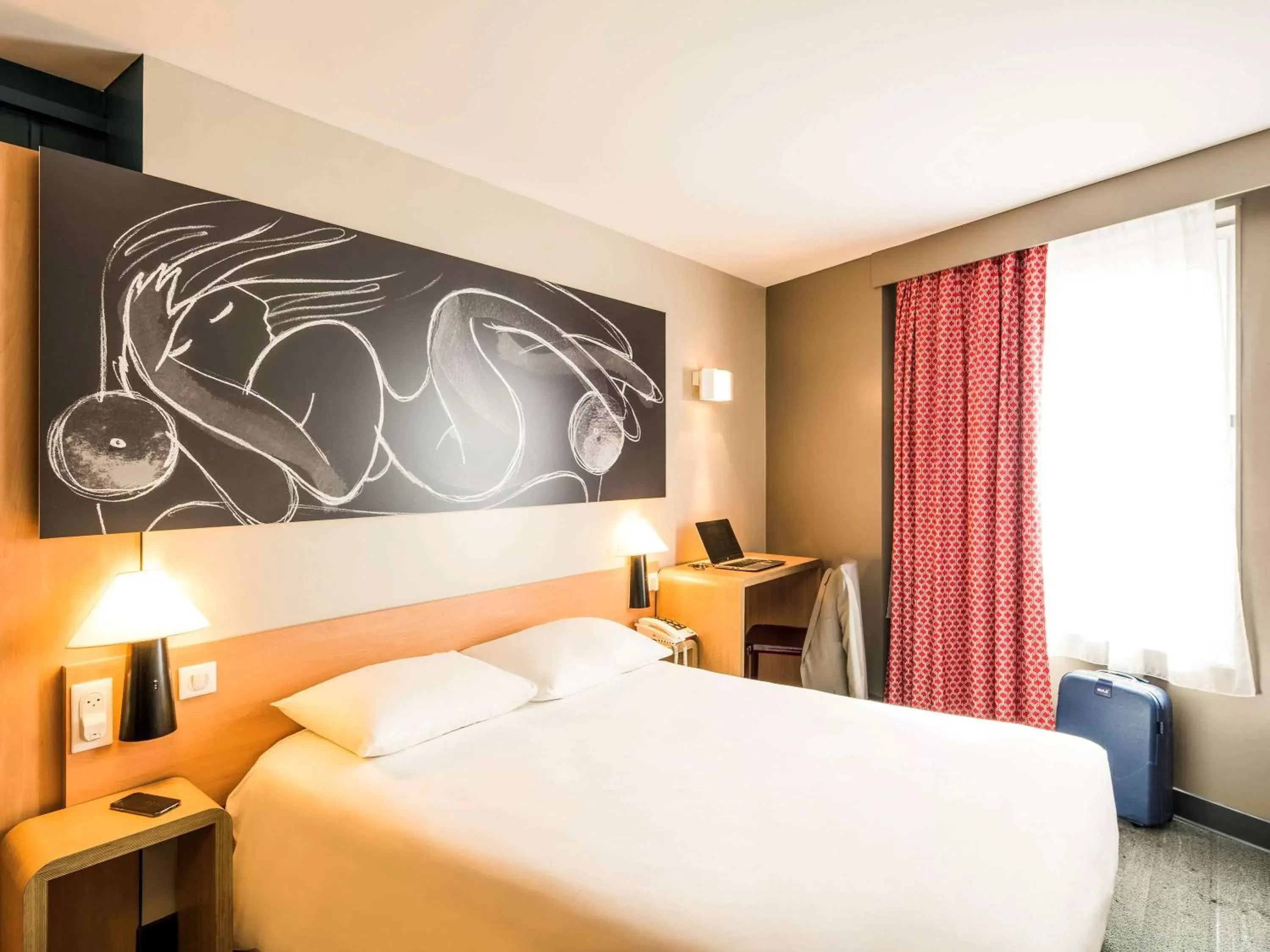 Photo of the whole room, Bed in ibis Orleans Centre Foch