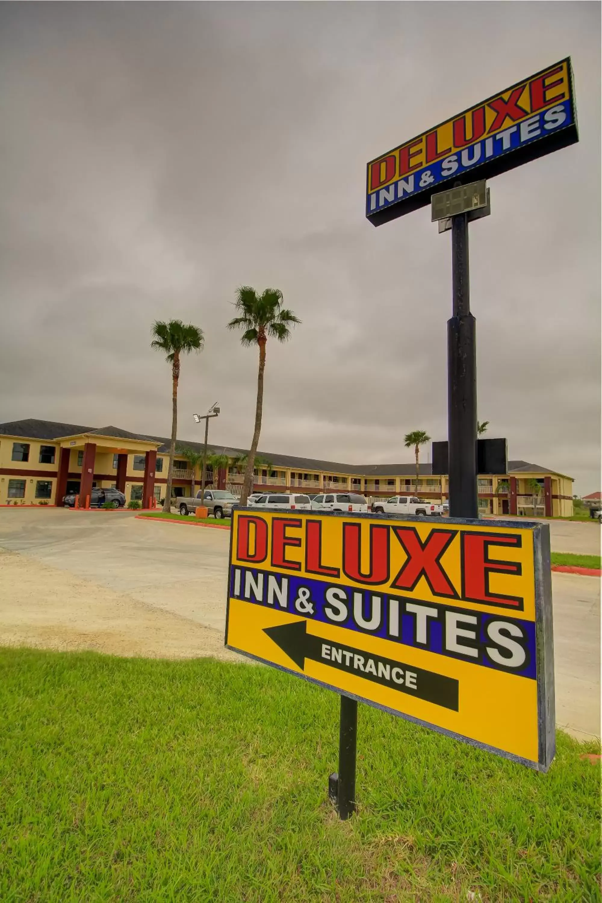 Facade/entrance in Deluxe Inn and Suites