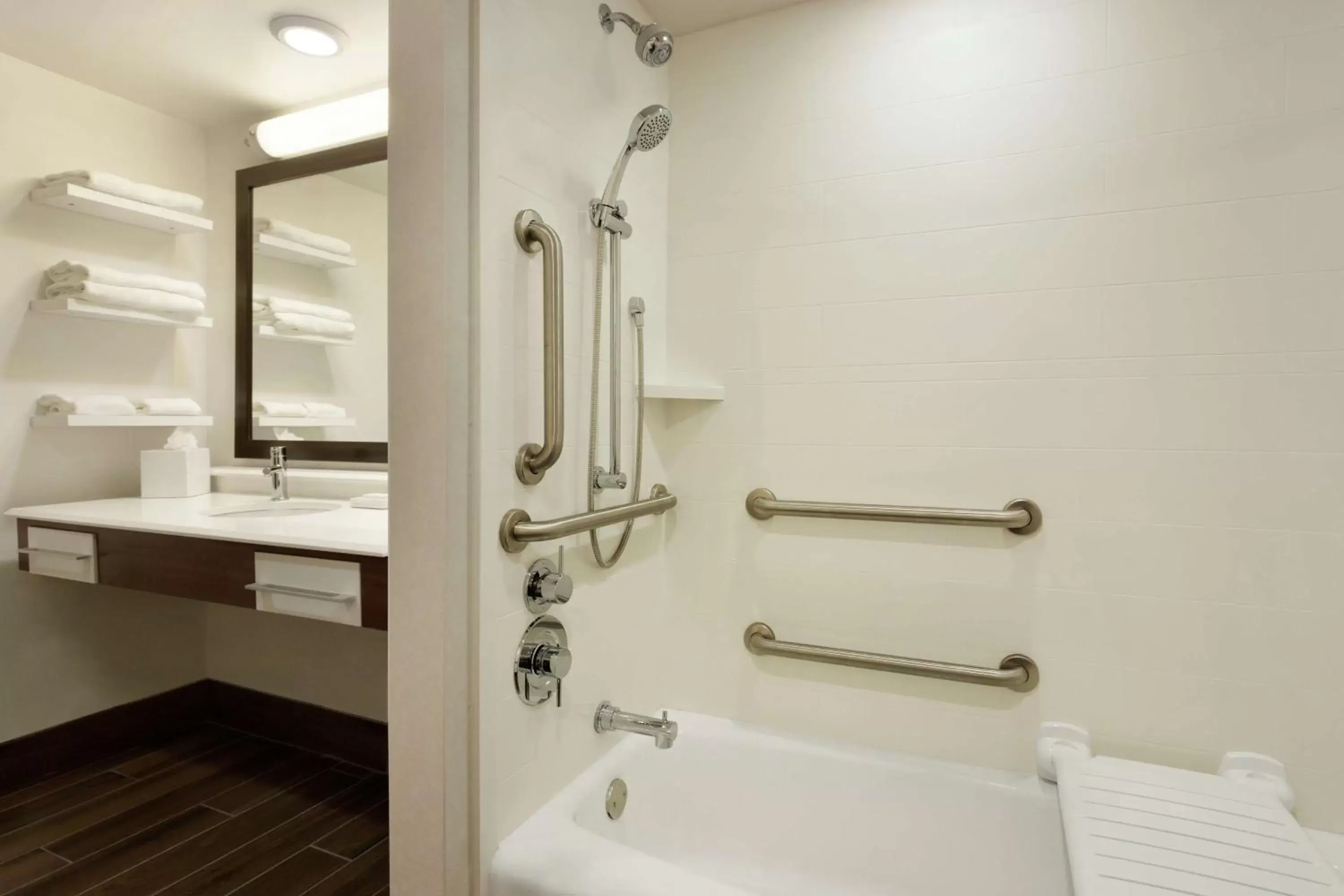 Bathroom in Hampton Inn and Suites Springdale