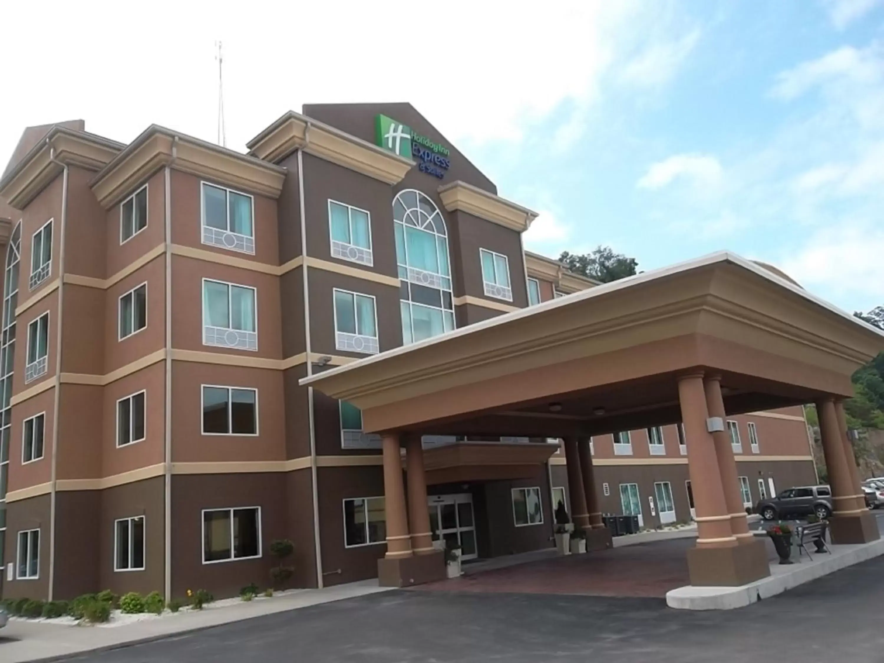 Property Building in Holiday Inn Express and Suites Hazard, an IHG Hotel