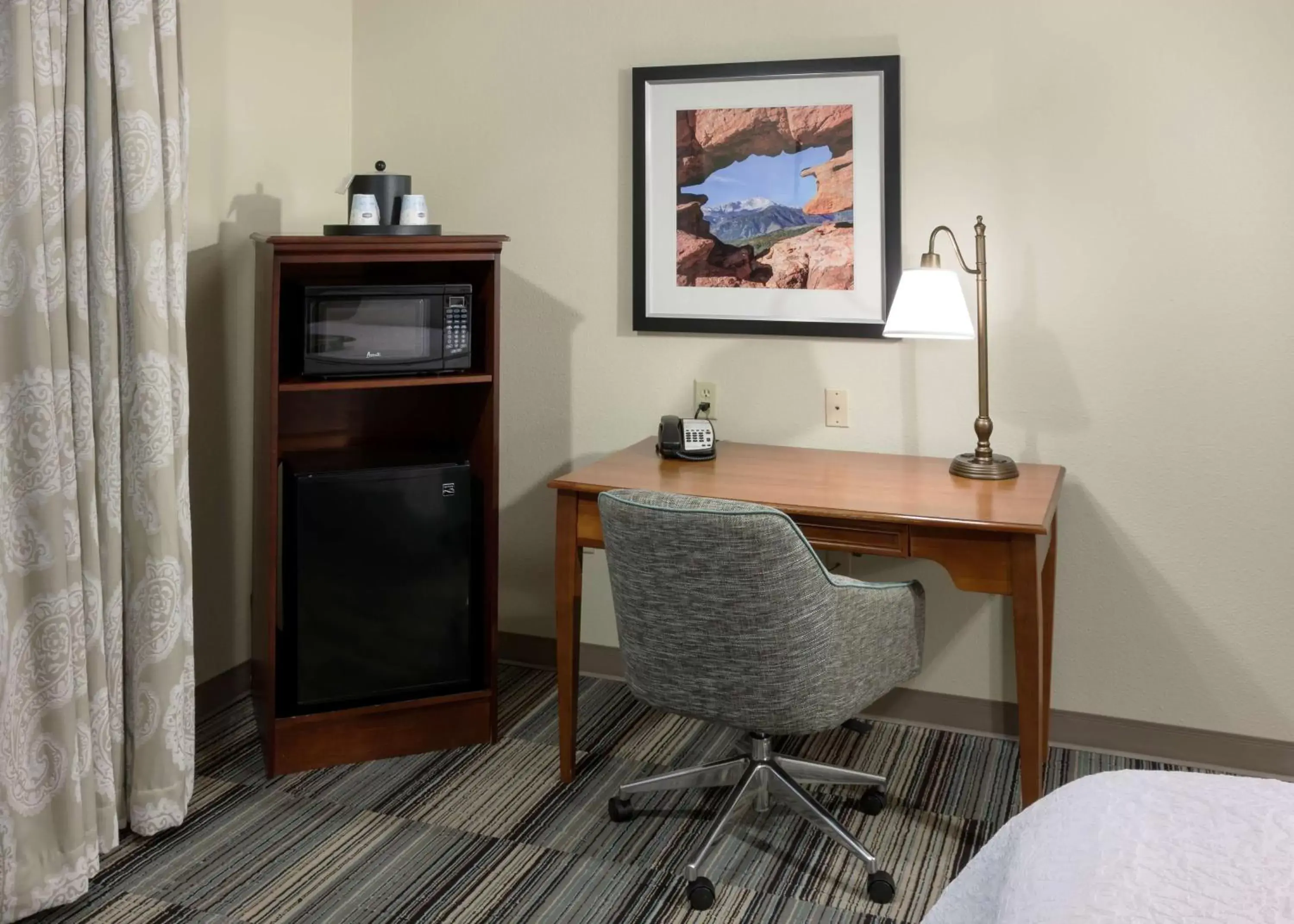Bedroom, TV/Entertainment Center in Hampton Inn & Suites Colorado Springs/I-25 South