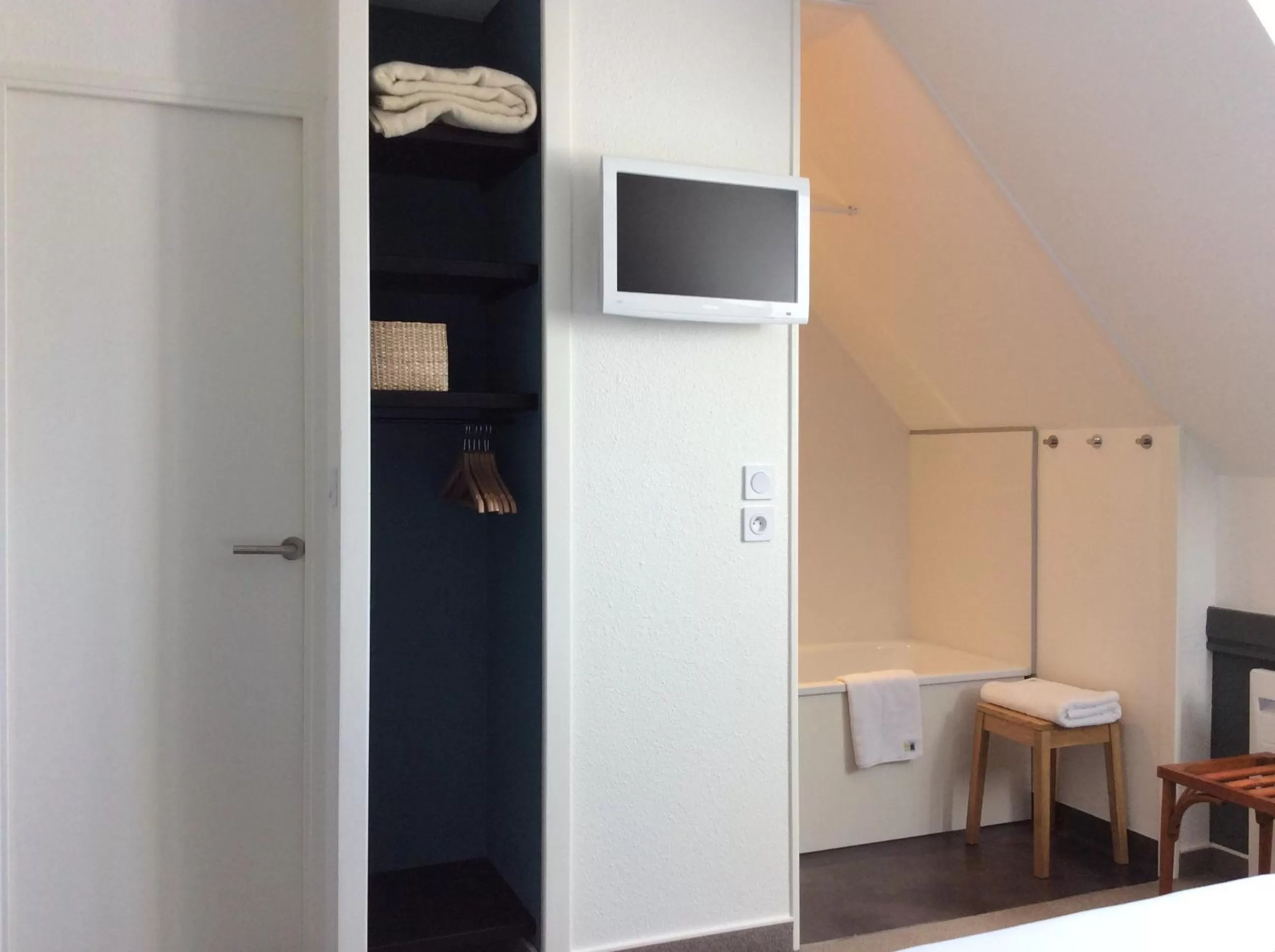 Bathroom in Hotel de France