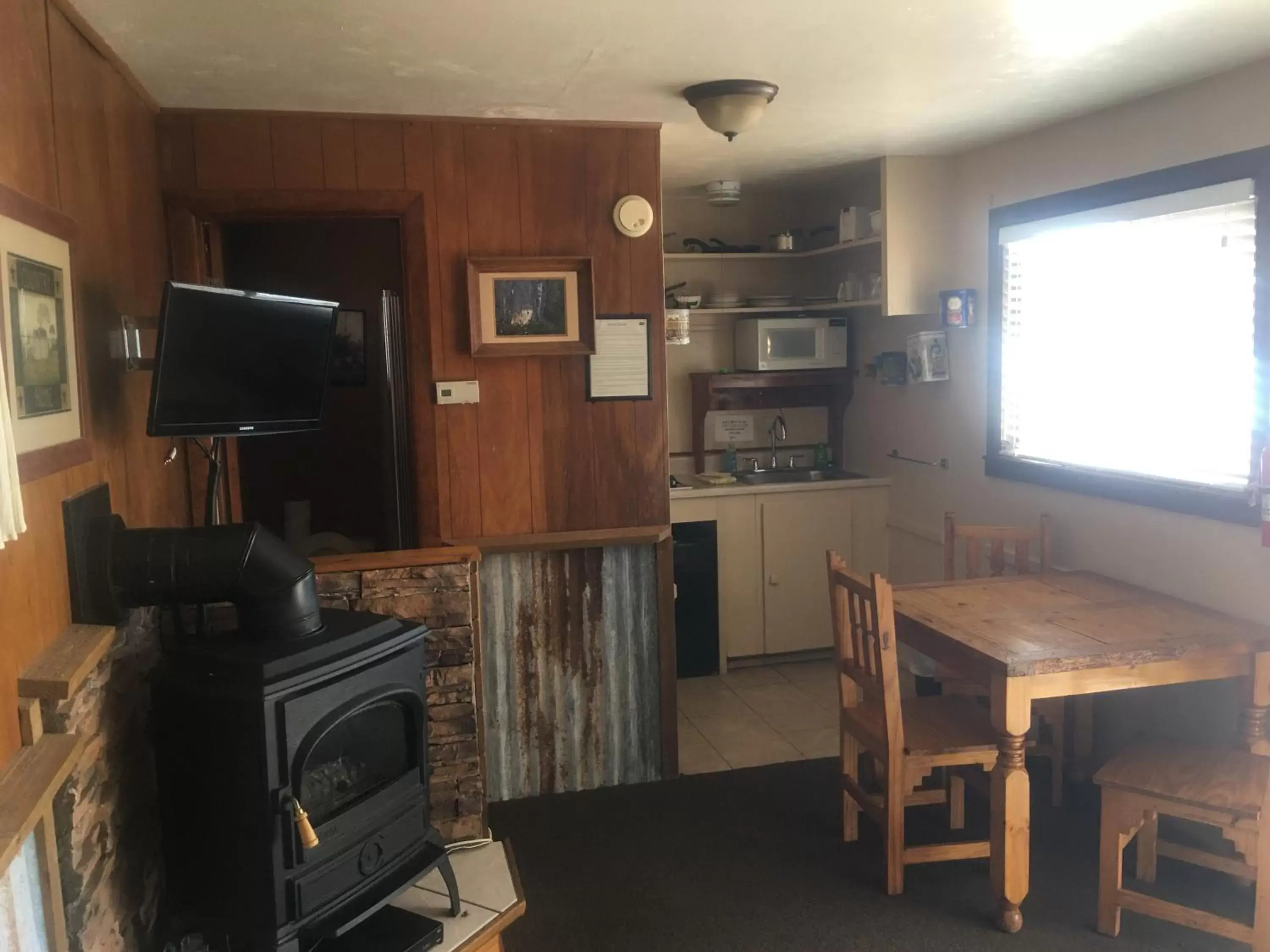 Dining Area in Rainbows End Fishing Resort