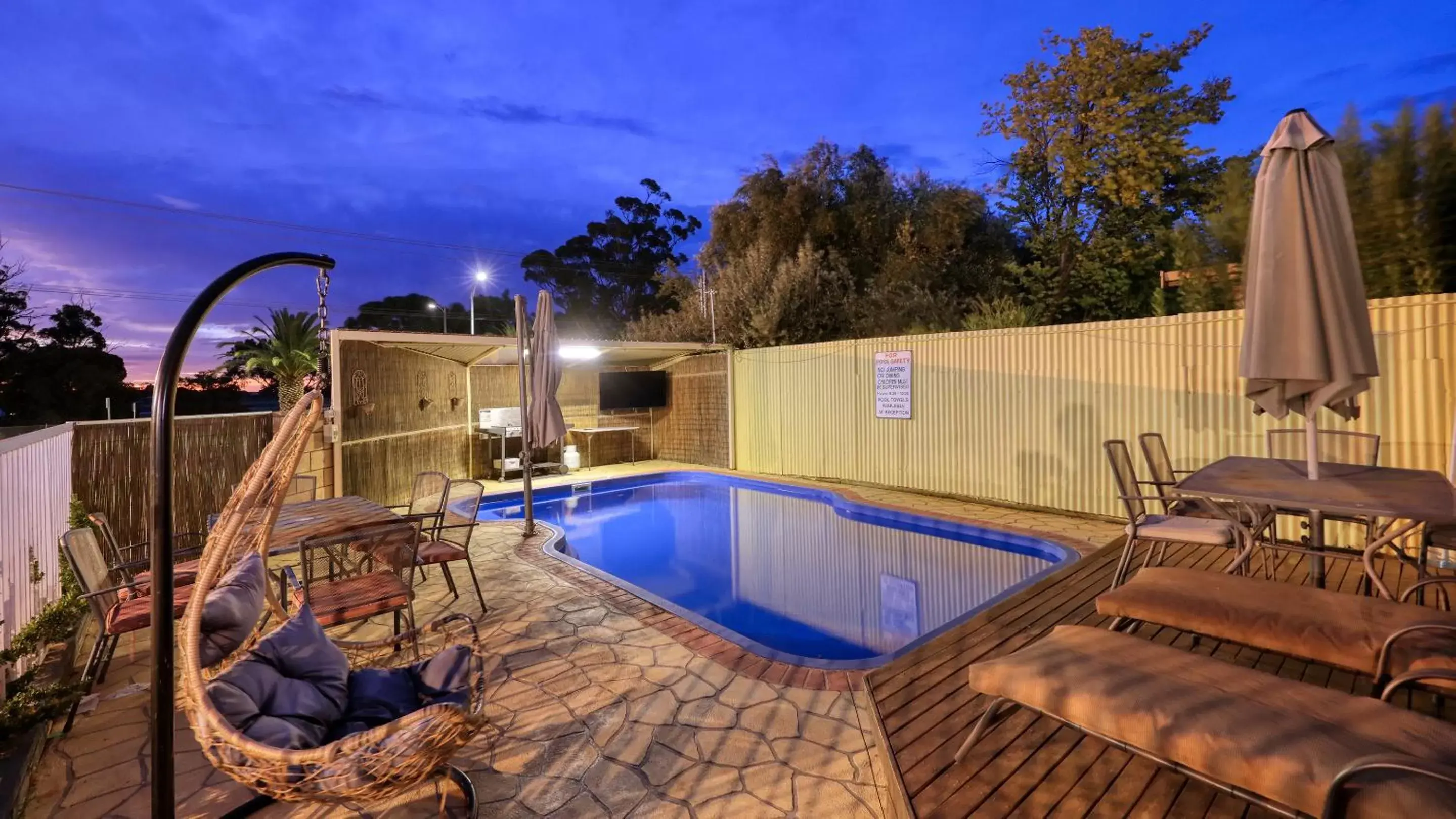 Swimming Pool in Sun Centre Motel