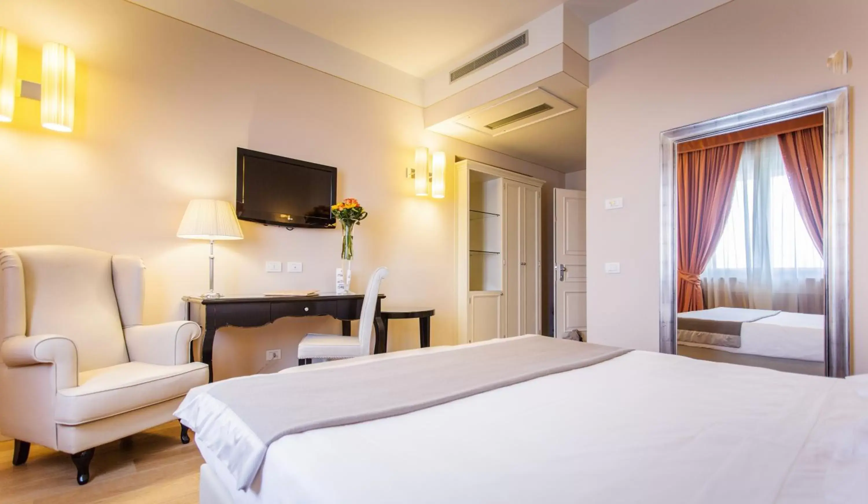Seating area, Bed in Hotel Palazzo San Lorenzo & Spa