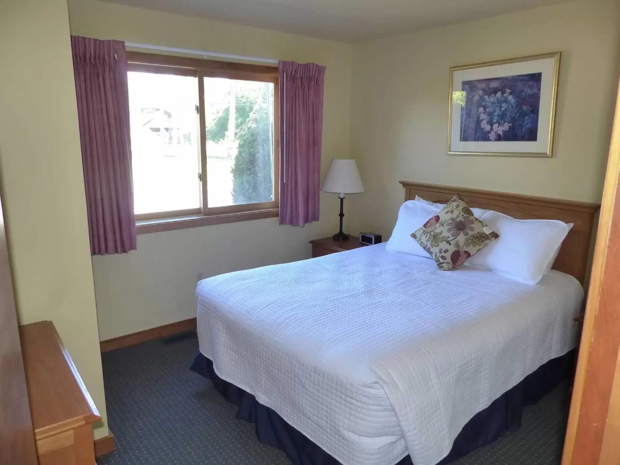 Bedroom, Bed in Stowe Motel & Snowdrift
