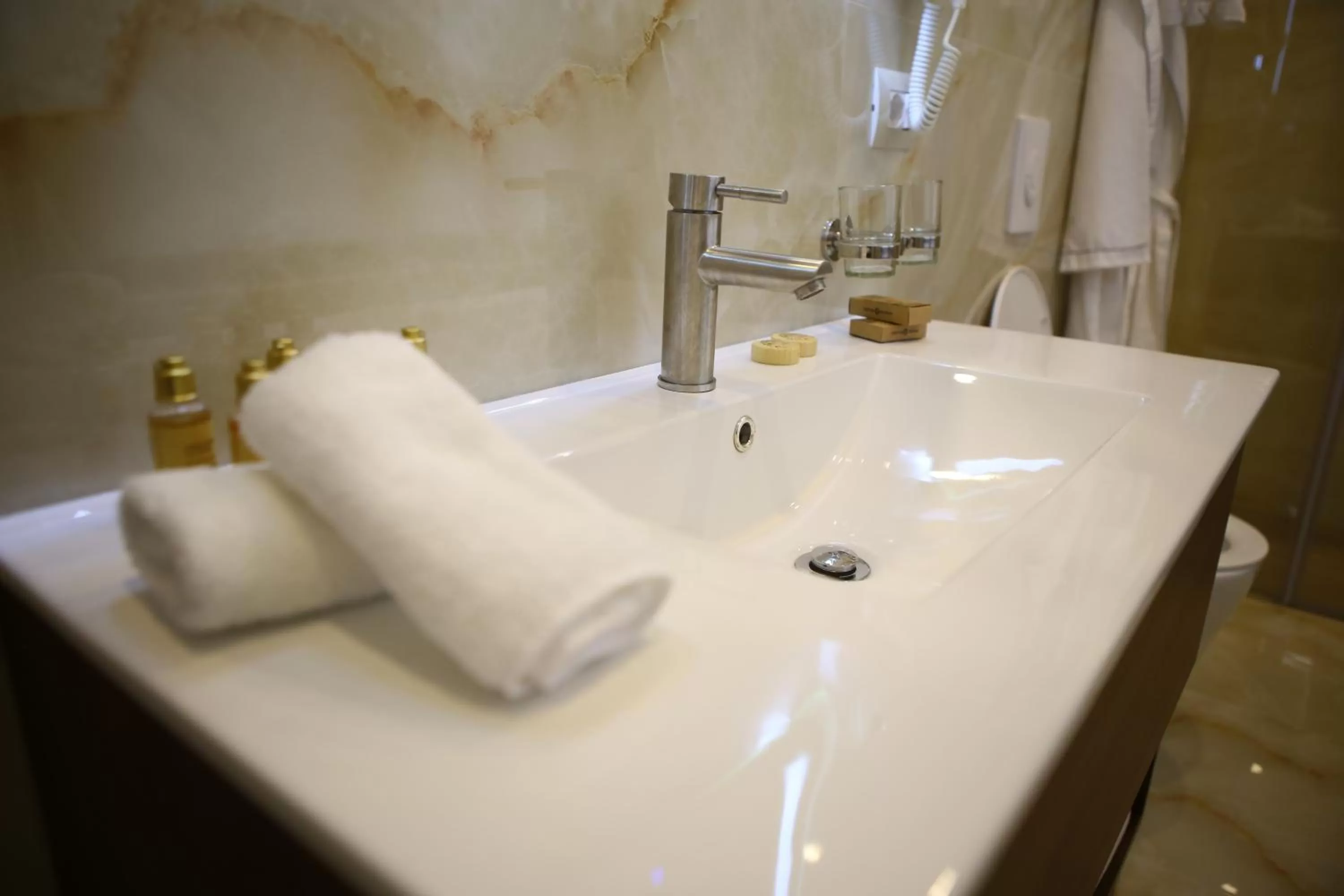 Bathroom, Bed in Hotel Colombo