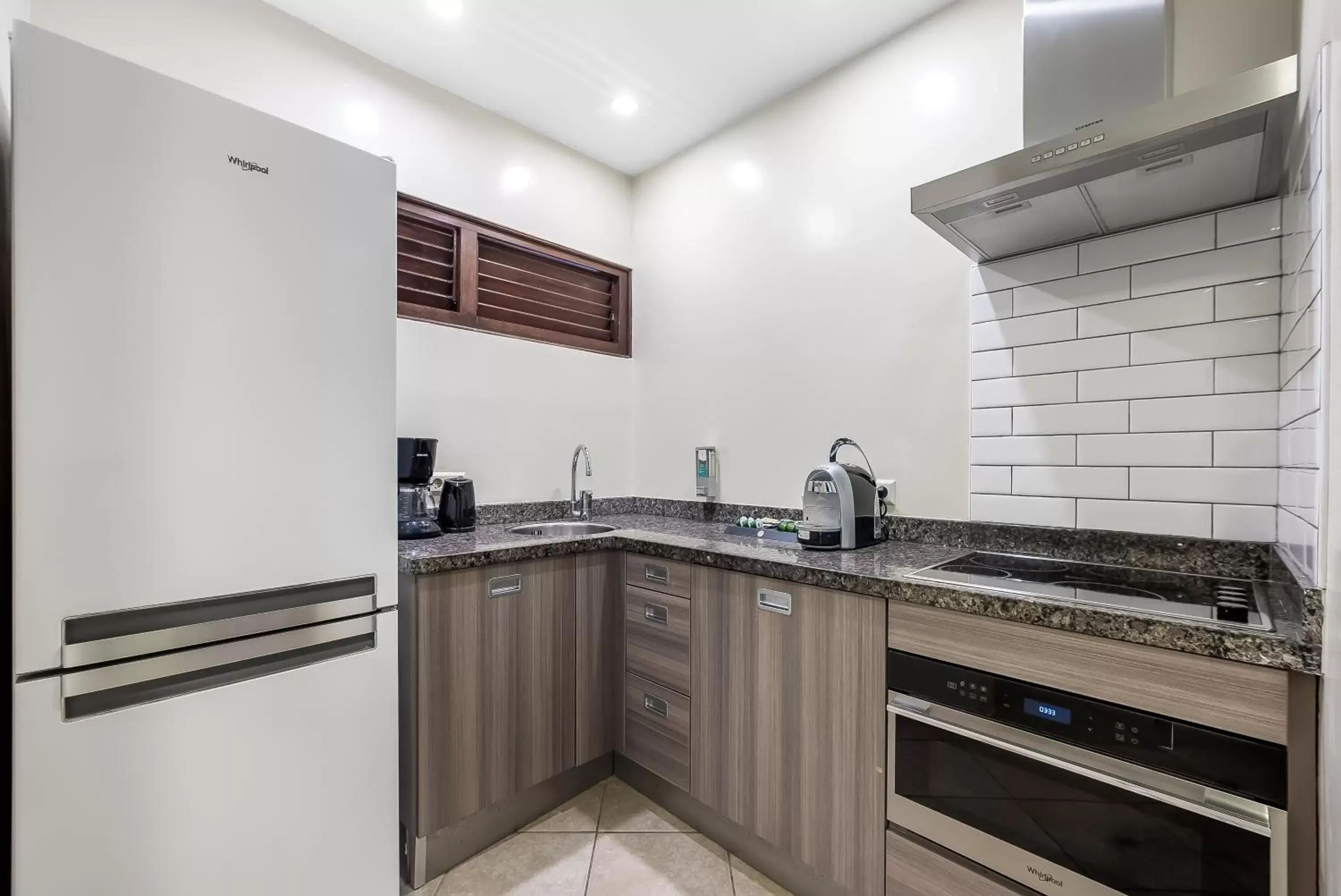 Kitchen or kitchenette, Kitchen/Kitchenette in LionsDive Beach Resort