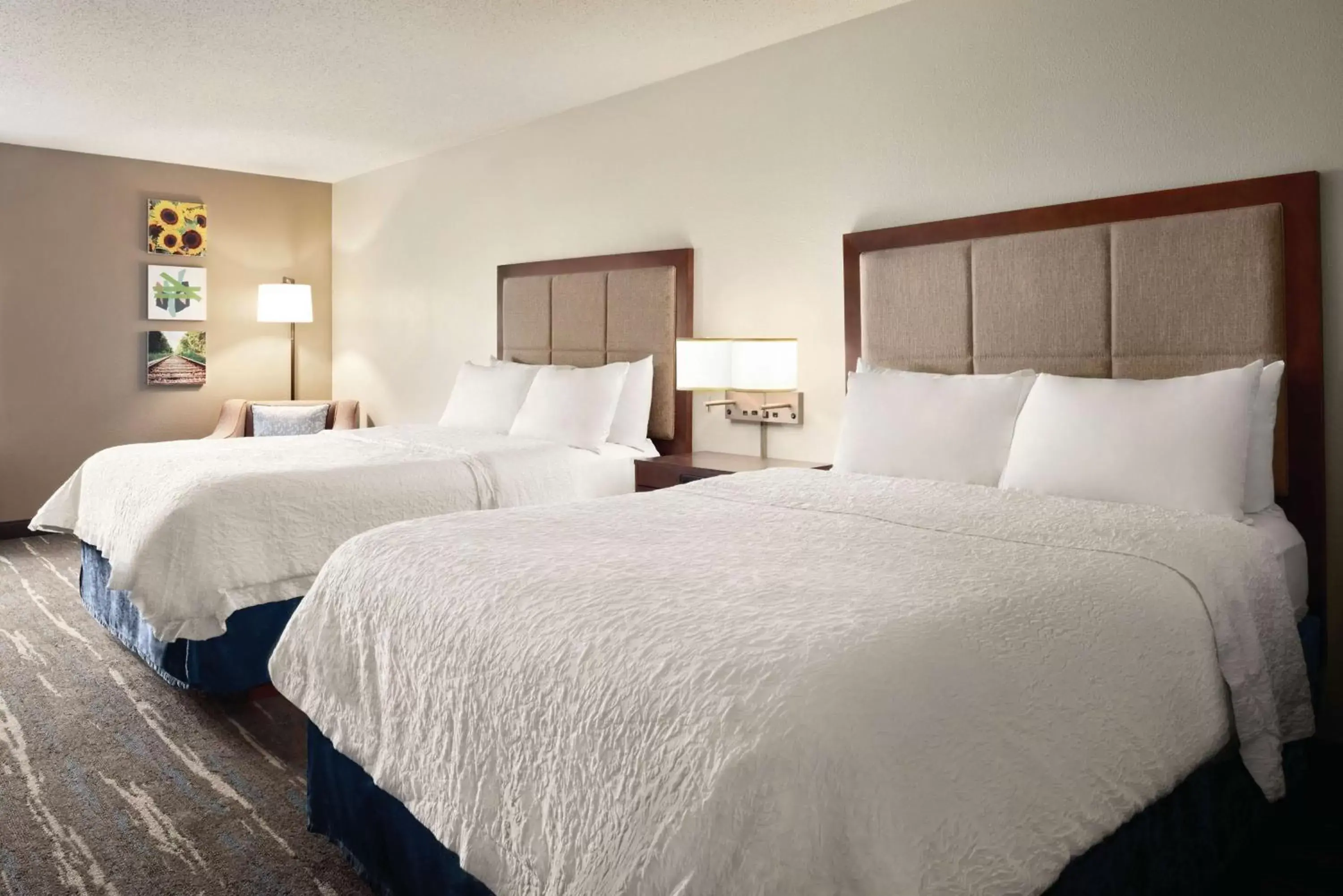 Bed in Hampton Inn & Suites Fort Wayne-North