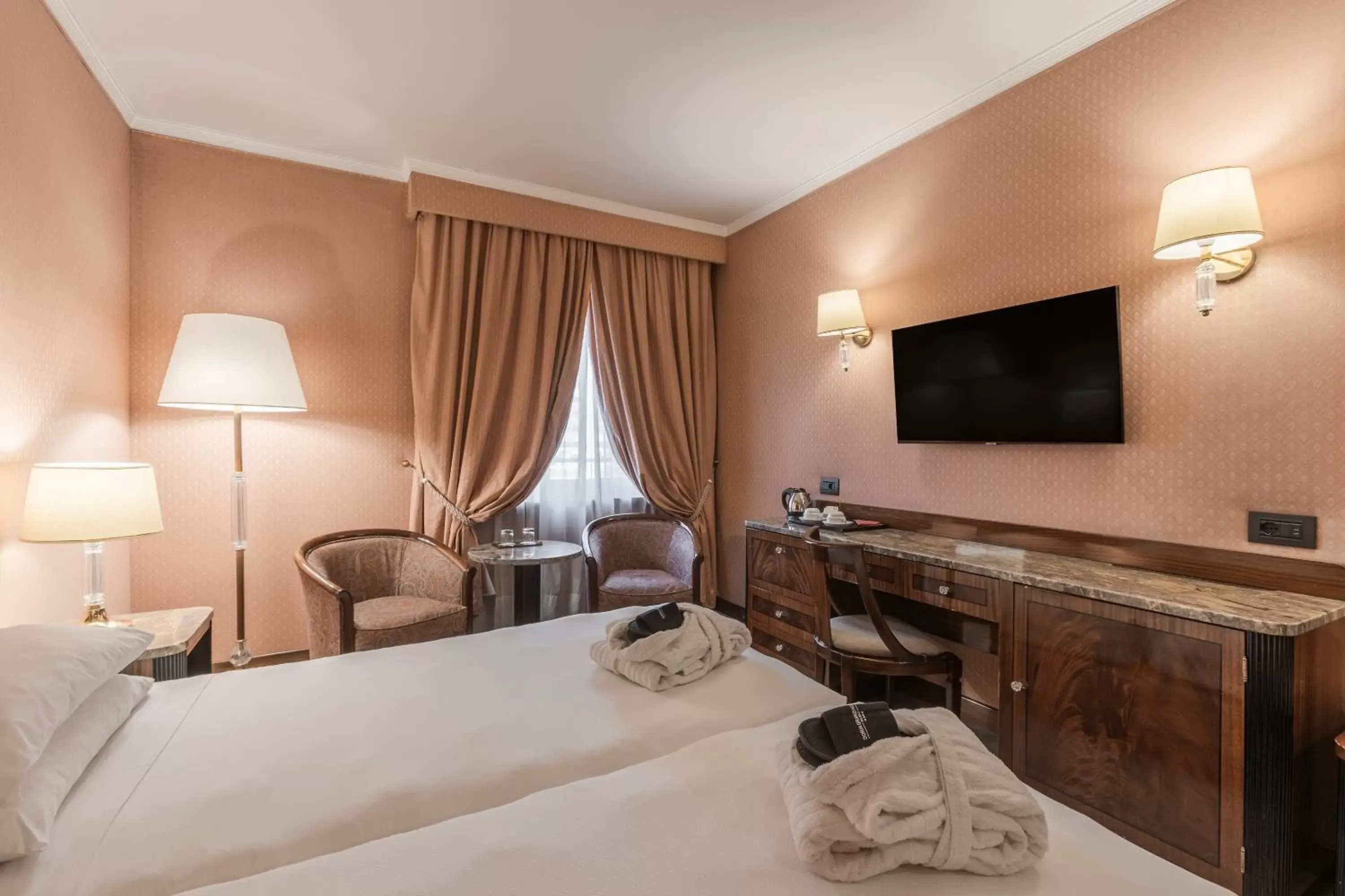 Bedroom, TV/Entertainment Center in Doria Grand Hotel