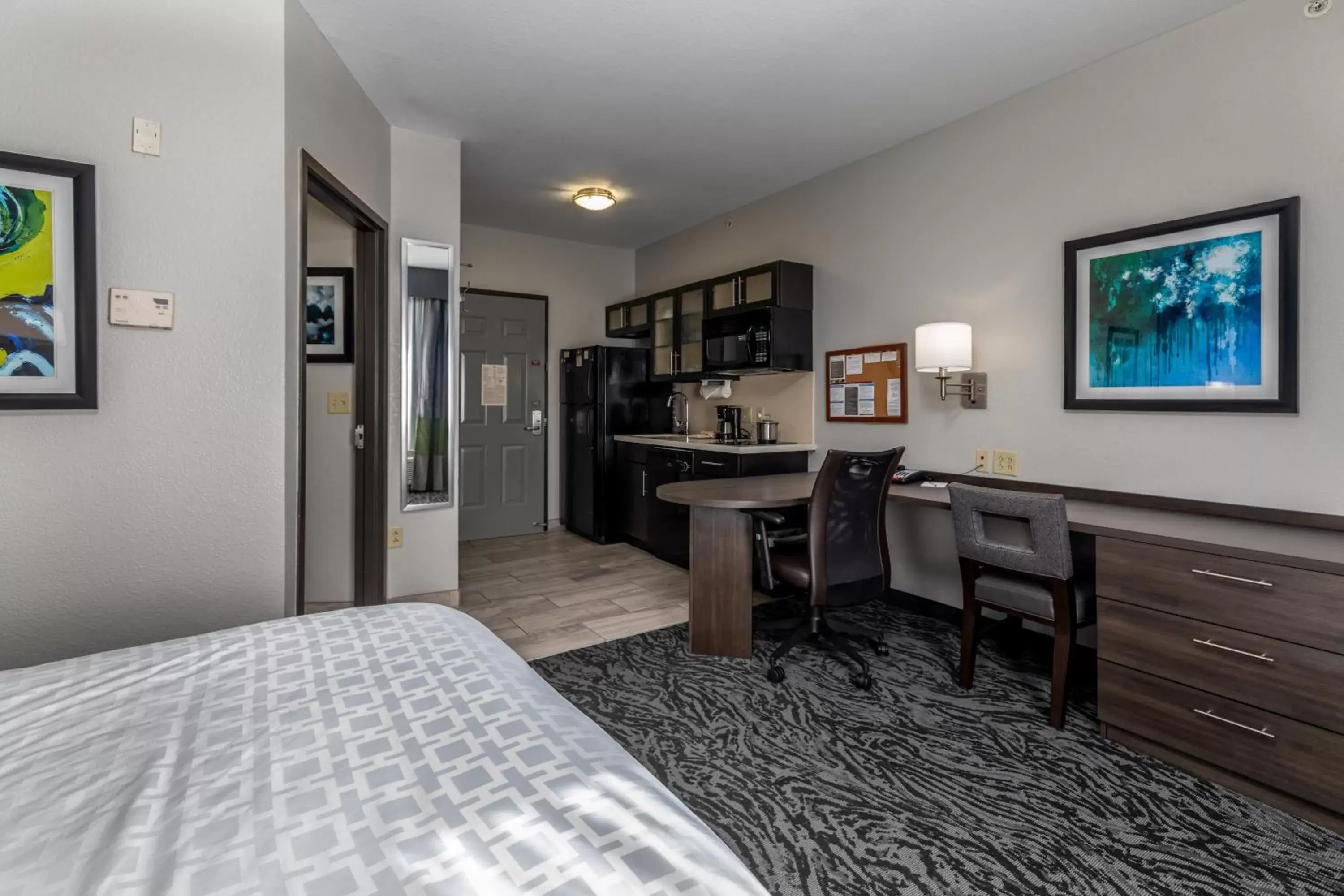 Bedroom, TV/Entertainment Center in Candlewood Suites Knoxville Airport-Alcoa, an IHG Hotel