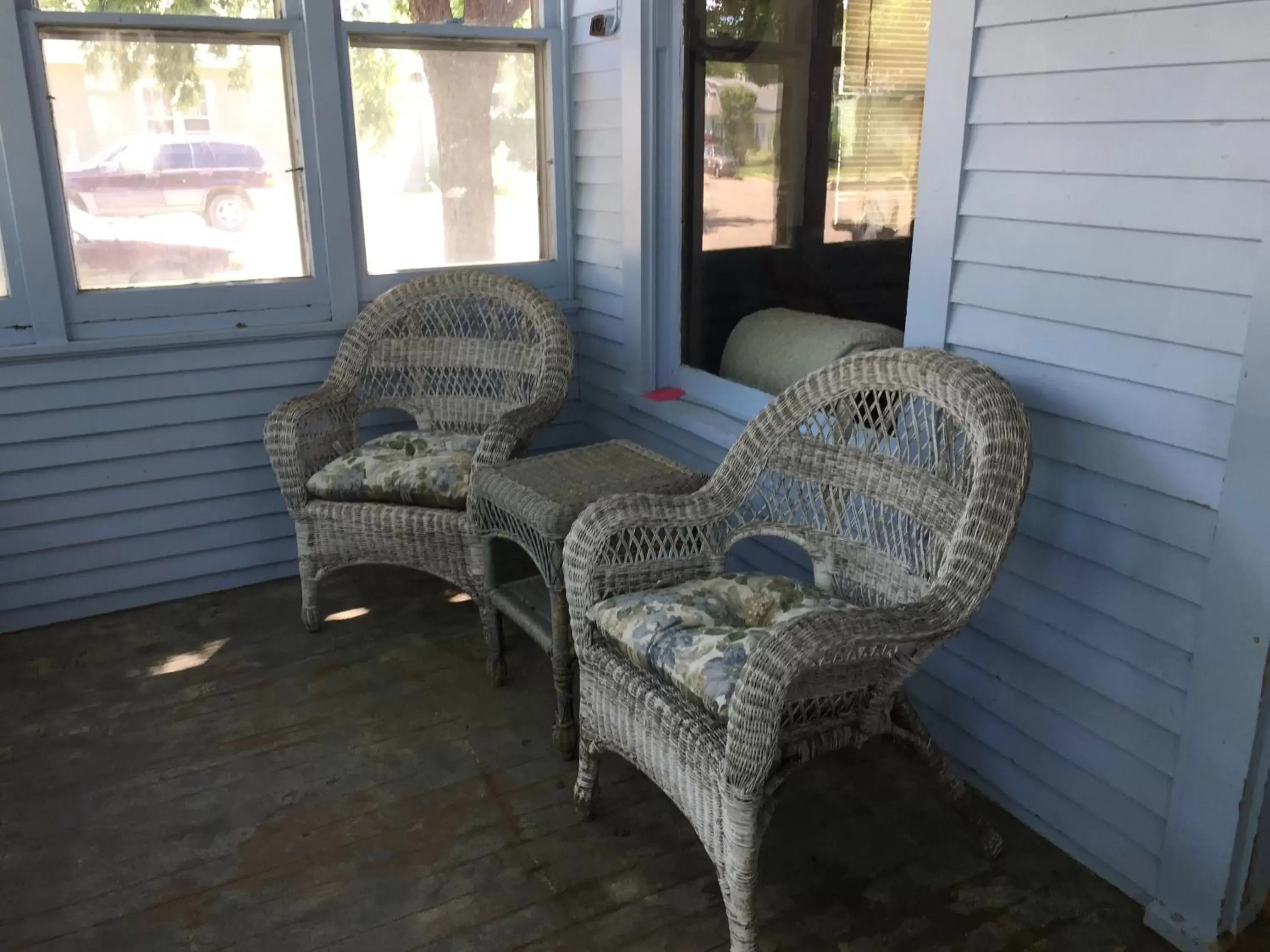 Seating Area in East Side Motel & Cabins