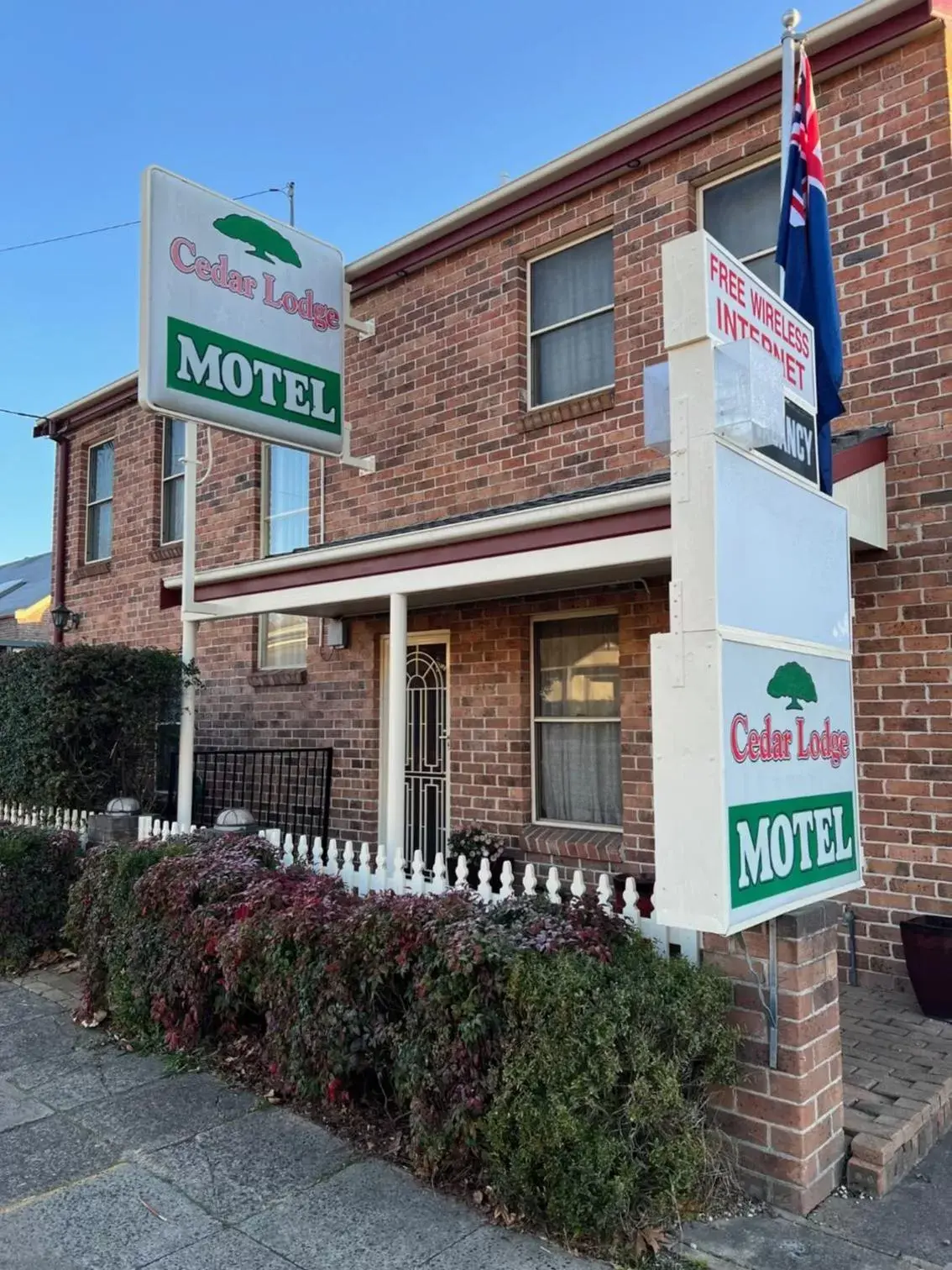 Property Logo/Sign in Cedar Lodge Motel