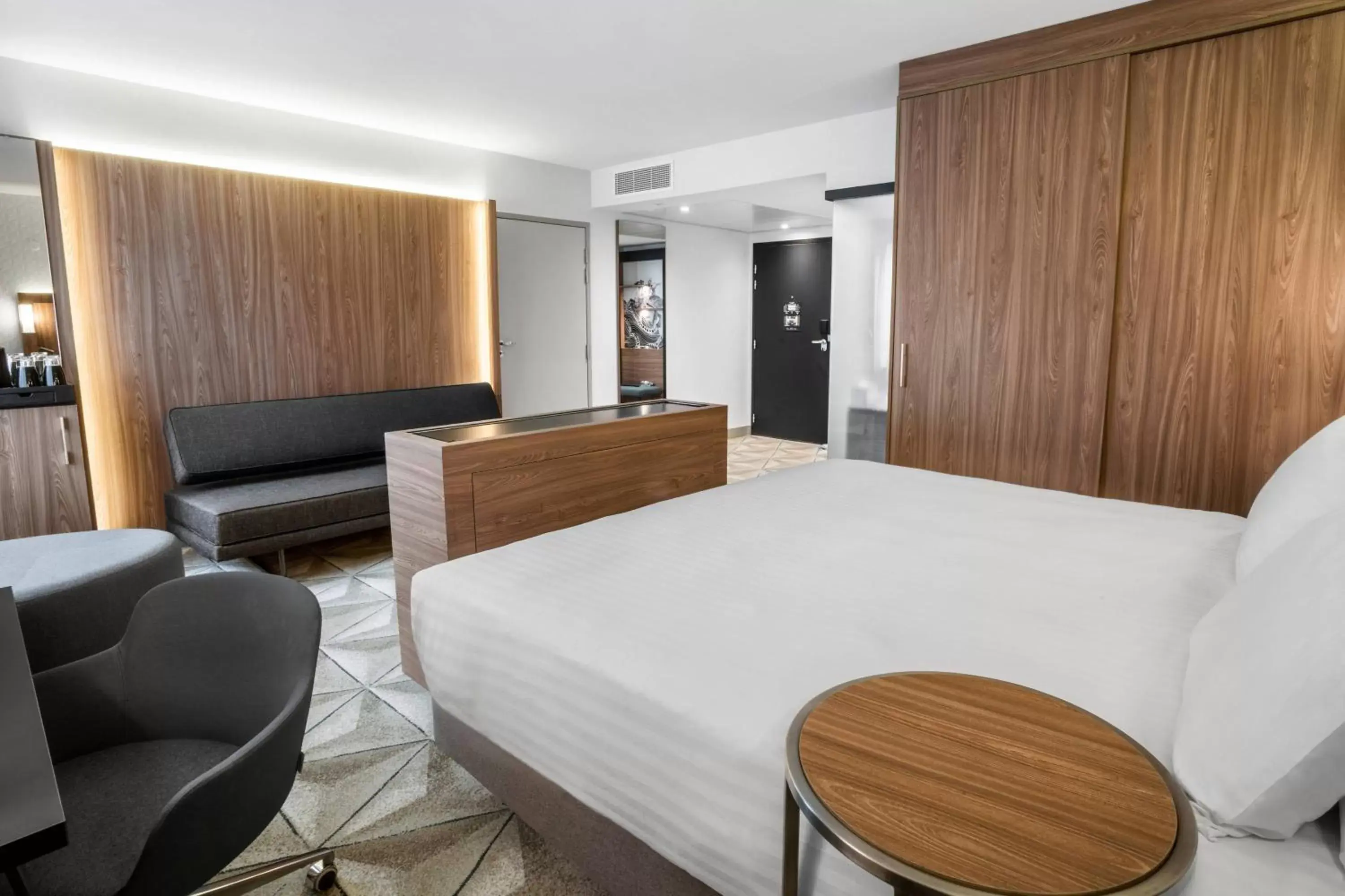 Photo of the whole room, Bed in Courtyard by Marriott Paris Porte de Versailles