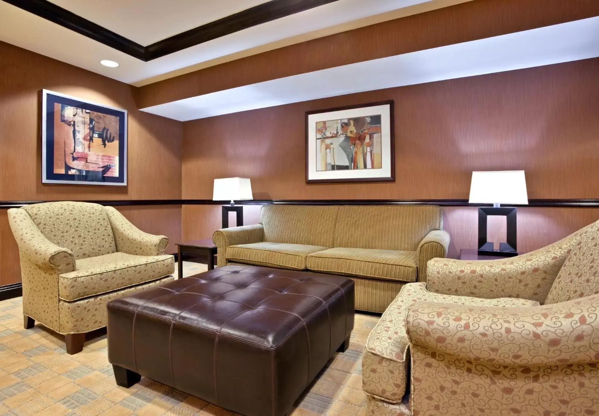 Lobby or reception, Seating Area in Holiday Inn Express Cincinnati West, an IHG Hotel