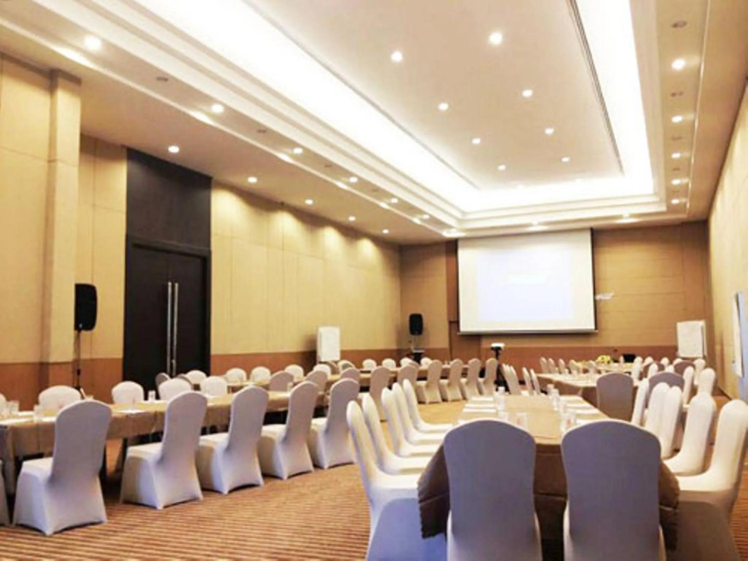 Business facilities in Golden City Rayong Hotel