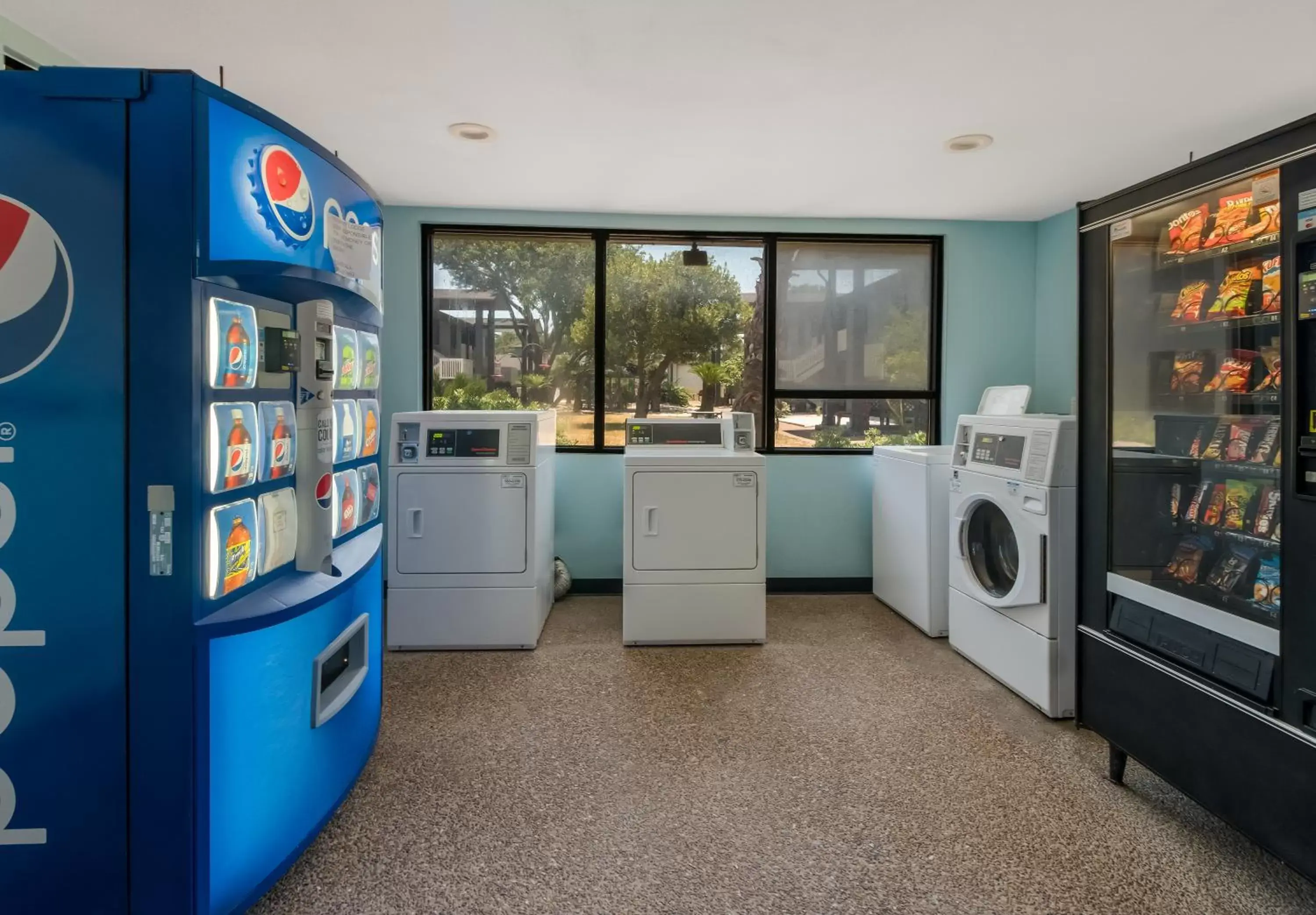 vending machine in Econo Lodge Inn & Suites Fulton - Rockport