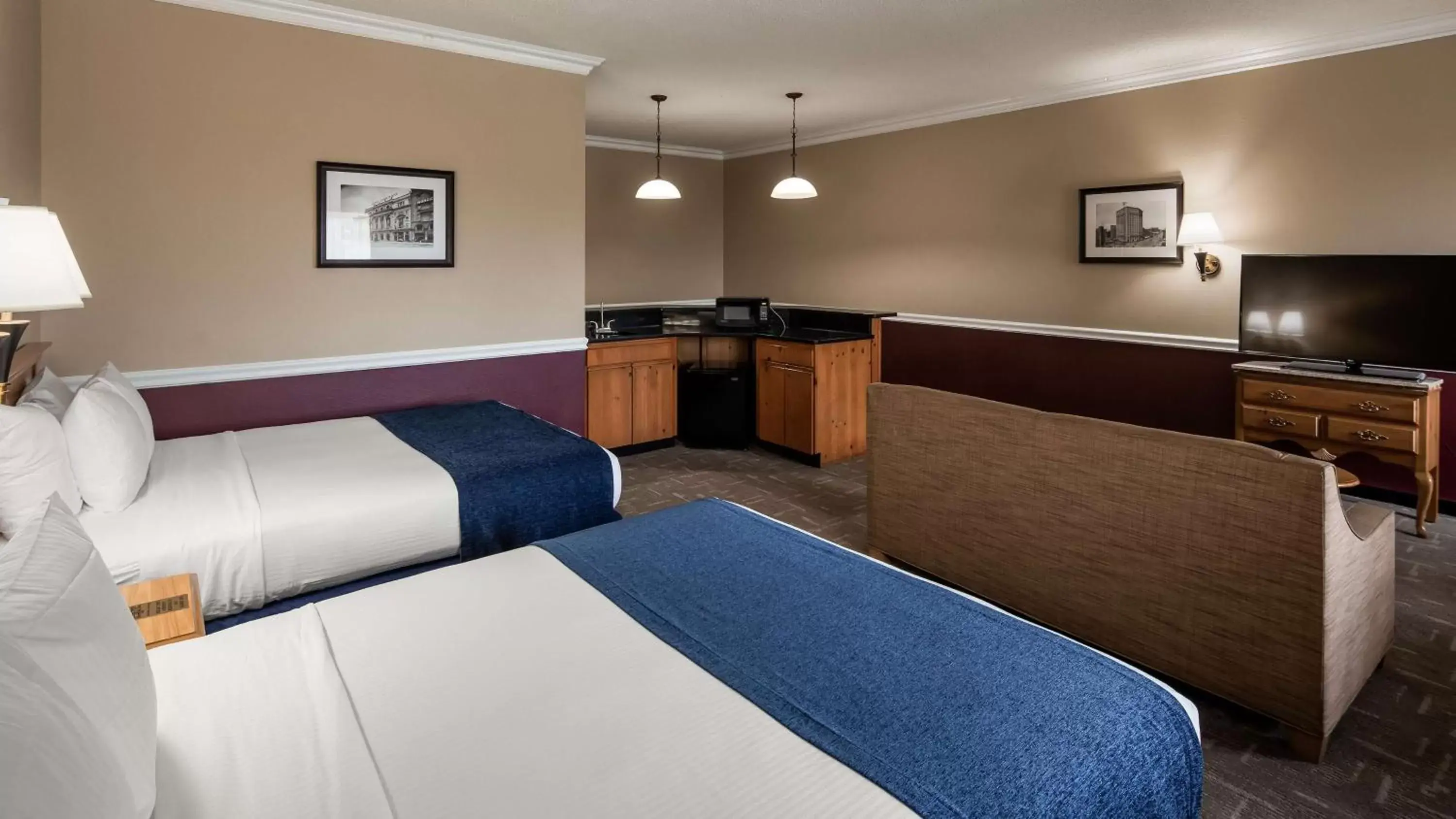 Photo of the whole room, Bed in Best Western Greenfield Inn