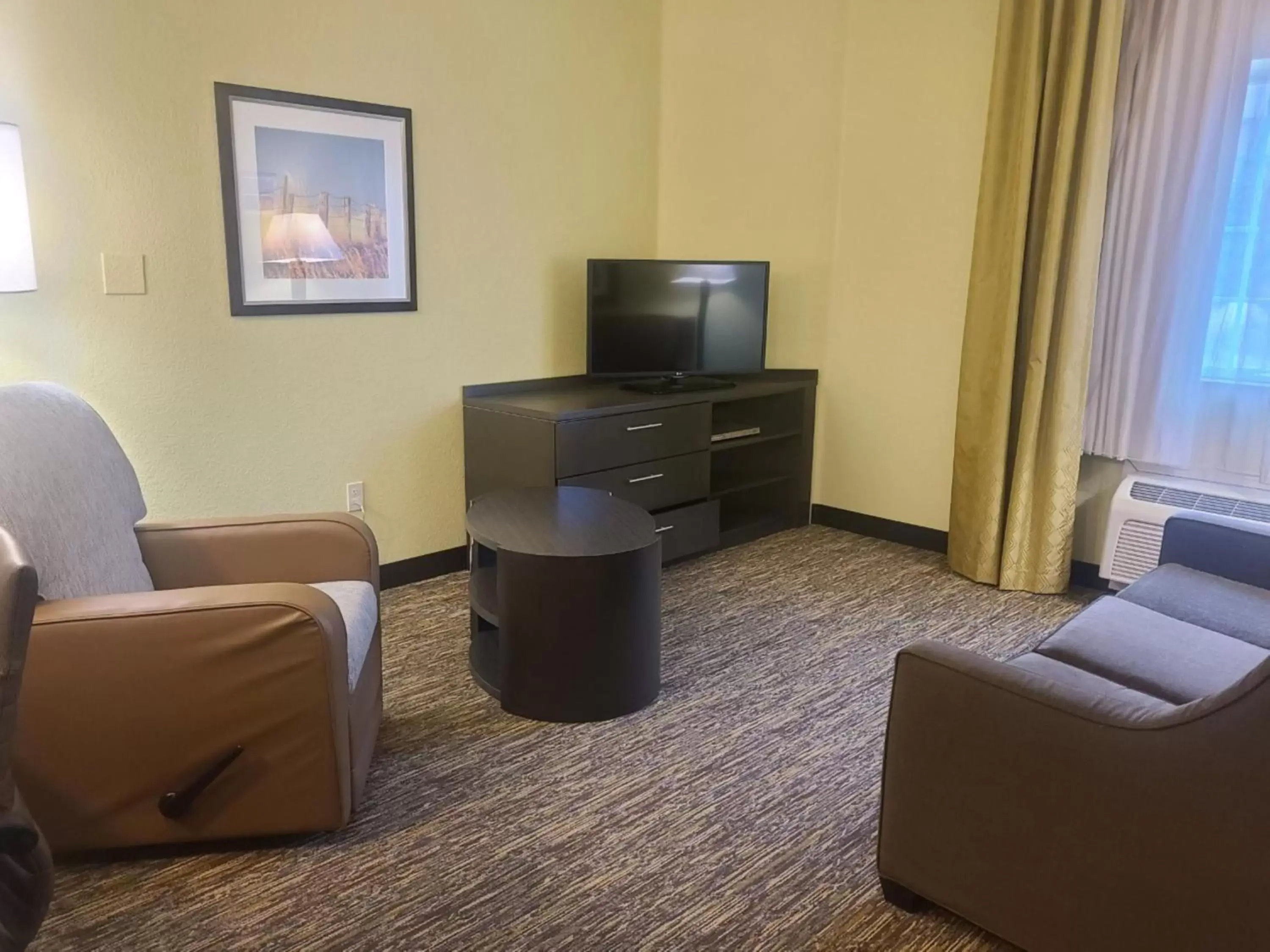 Photo of the whole room, Seating Area in Candlewood Suites Bismarck