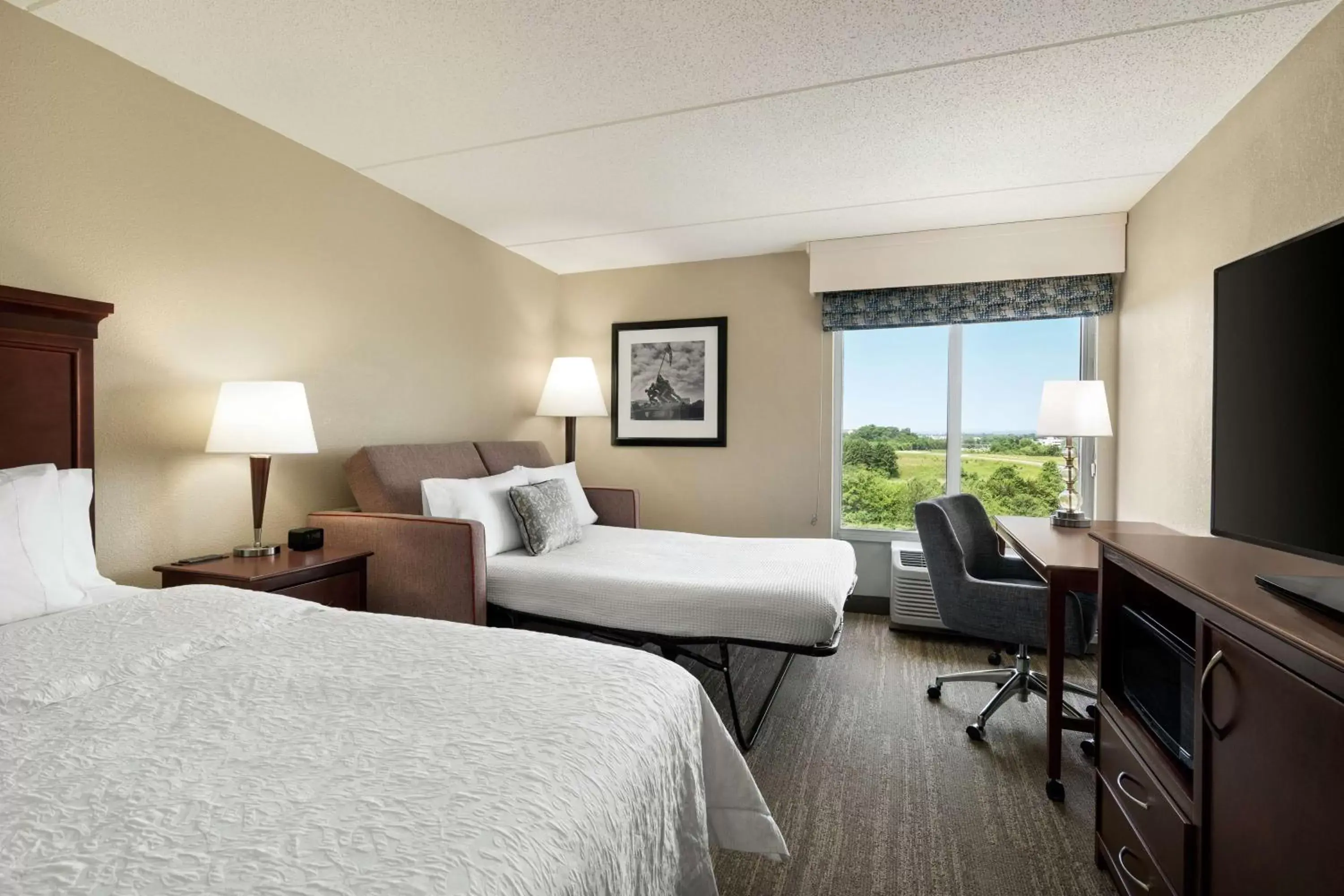 Bedroom in Hampton Inn Dulles/Cascades