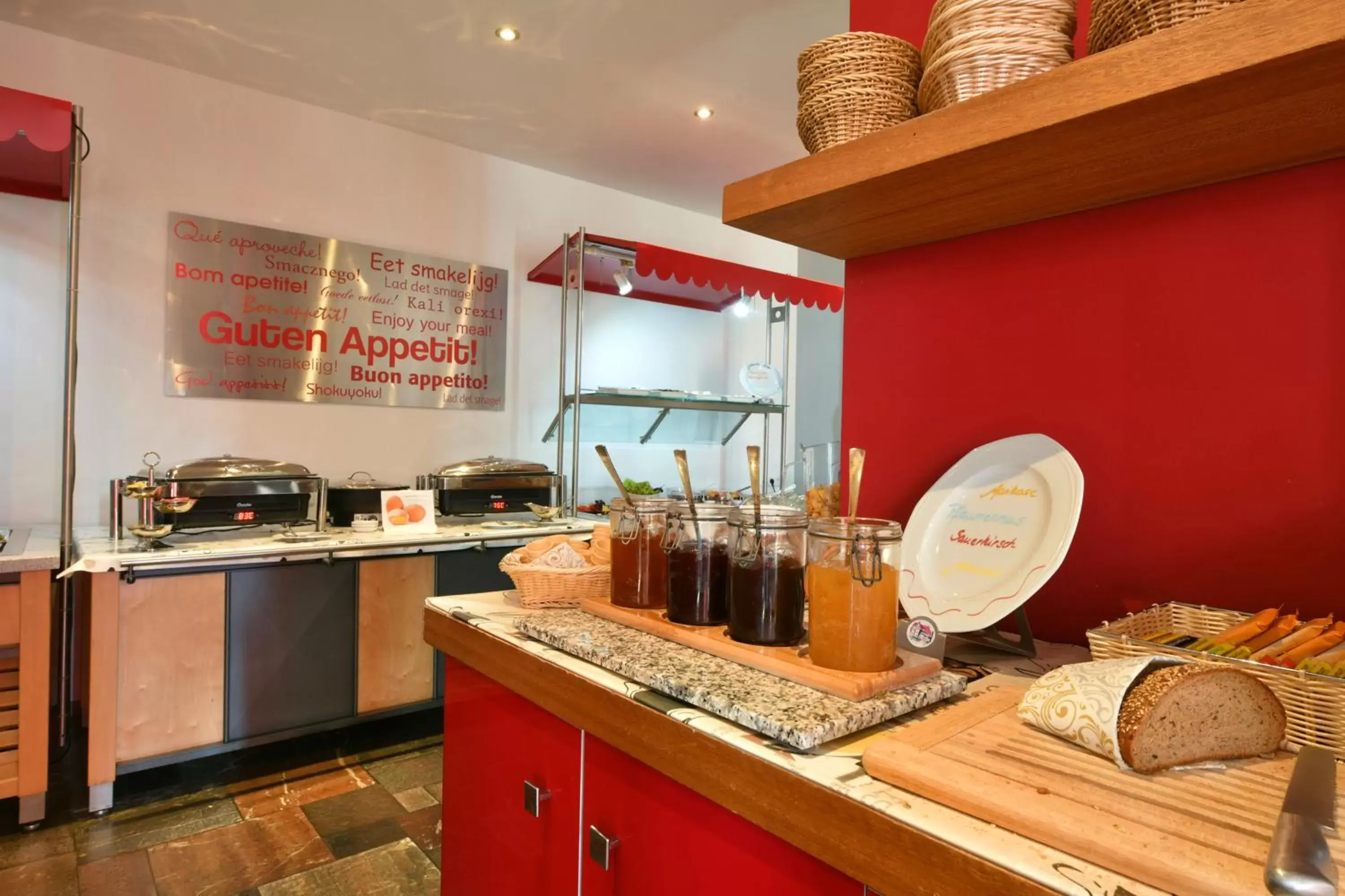 Dining area, Kitchen/Kitchenette in SKYHOTEL Merseburg