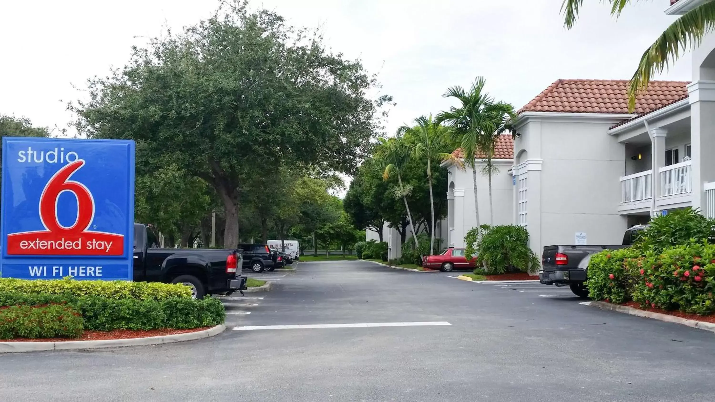 Property building in Studio 6-West Palm Beach, FL