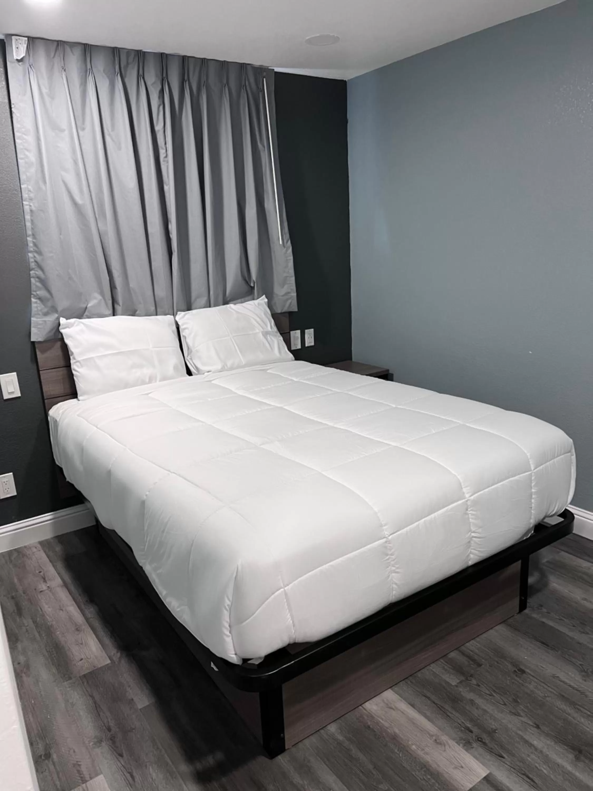 Bed in Surf City Inn & Suites