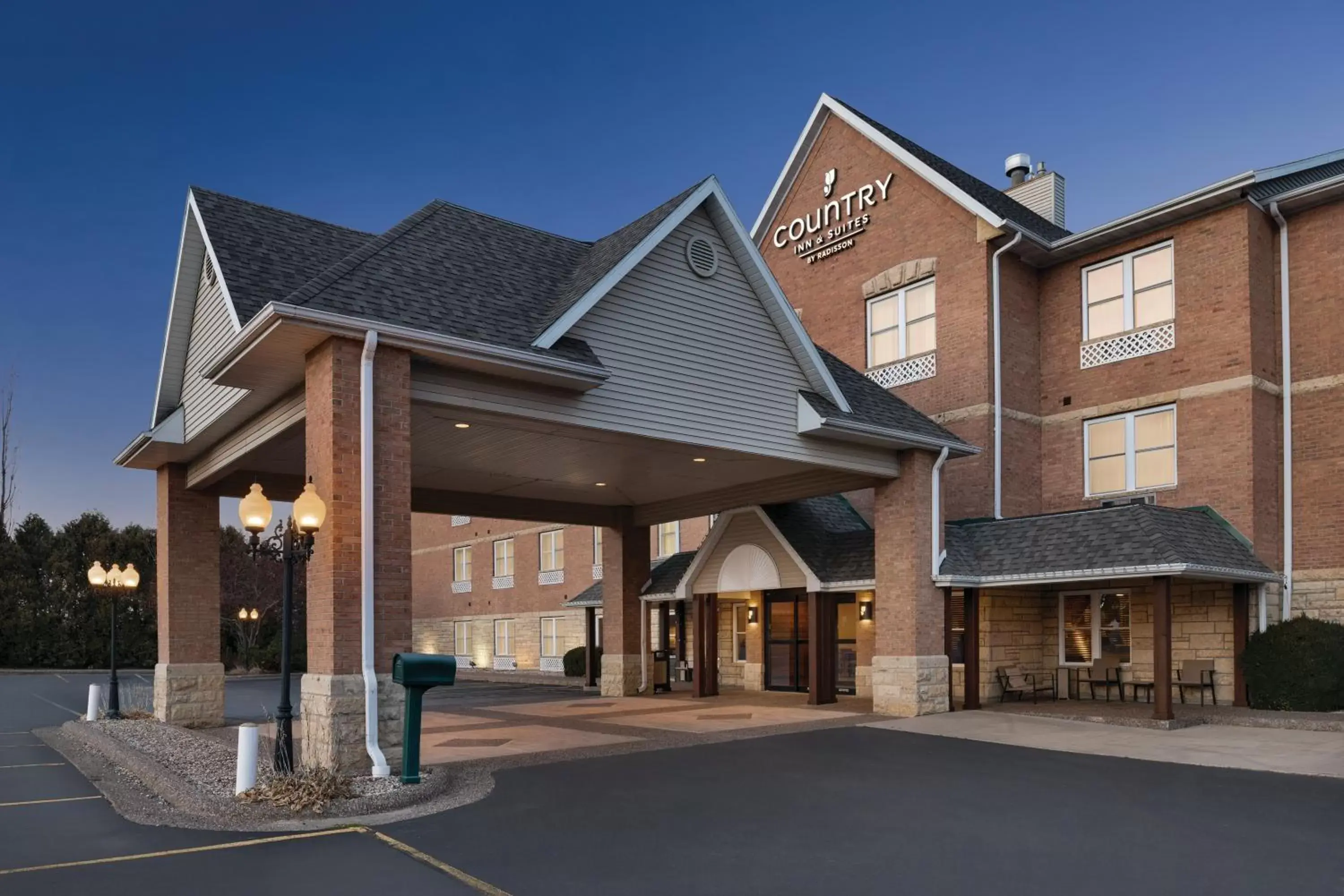 Property building in Country Inn & Suites by Radisson, Galena, IL