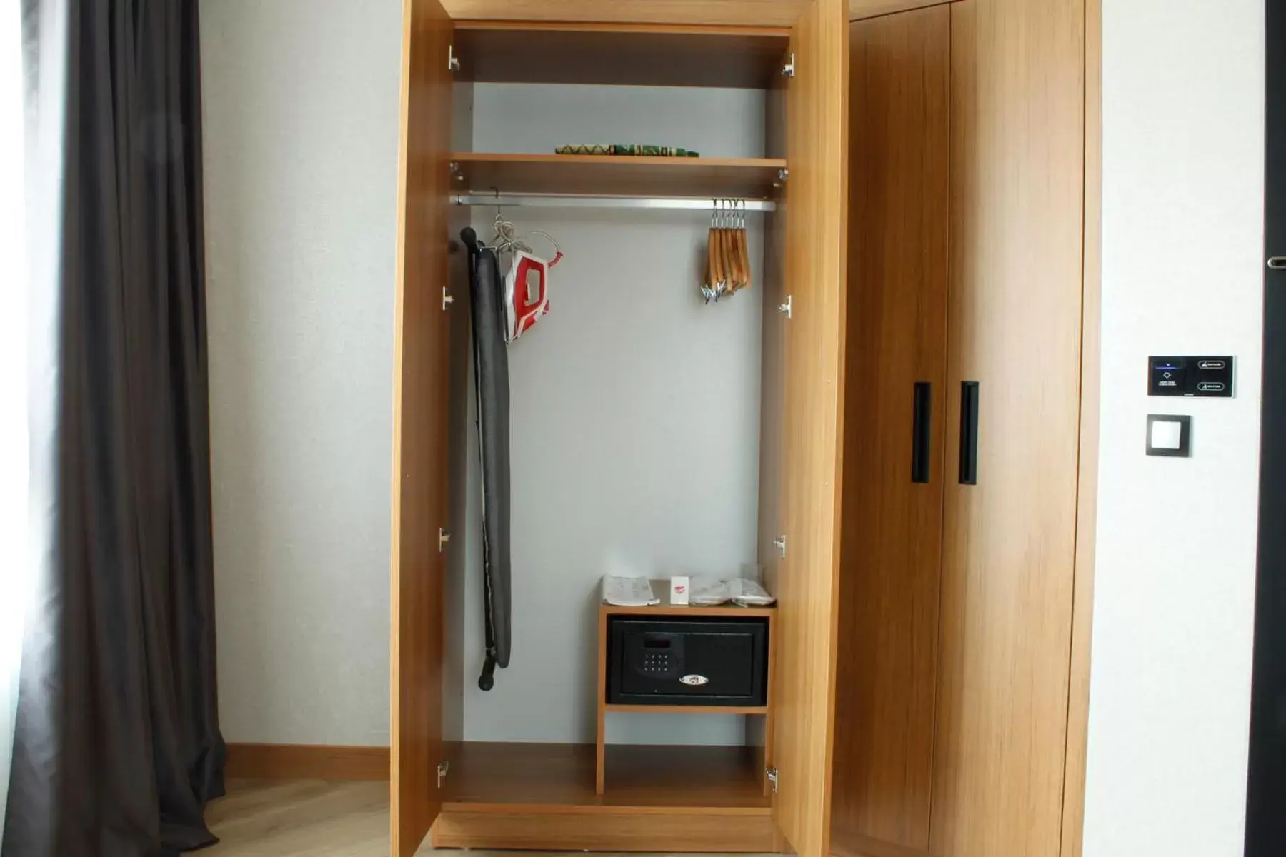 wardrobe, TV/Entertainment Center in Ramada Plaza by Wyndham Ordu