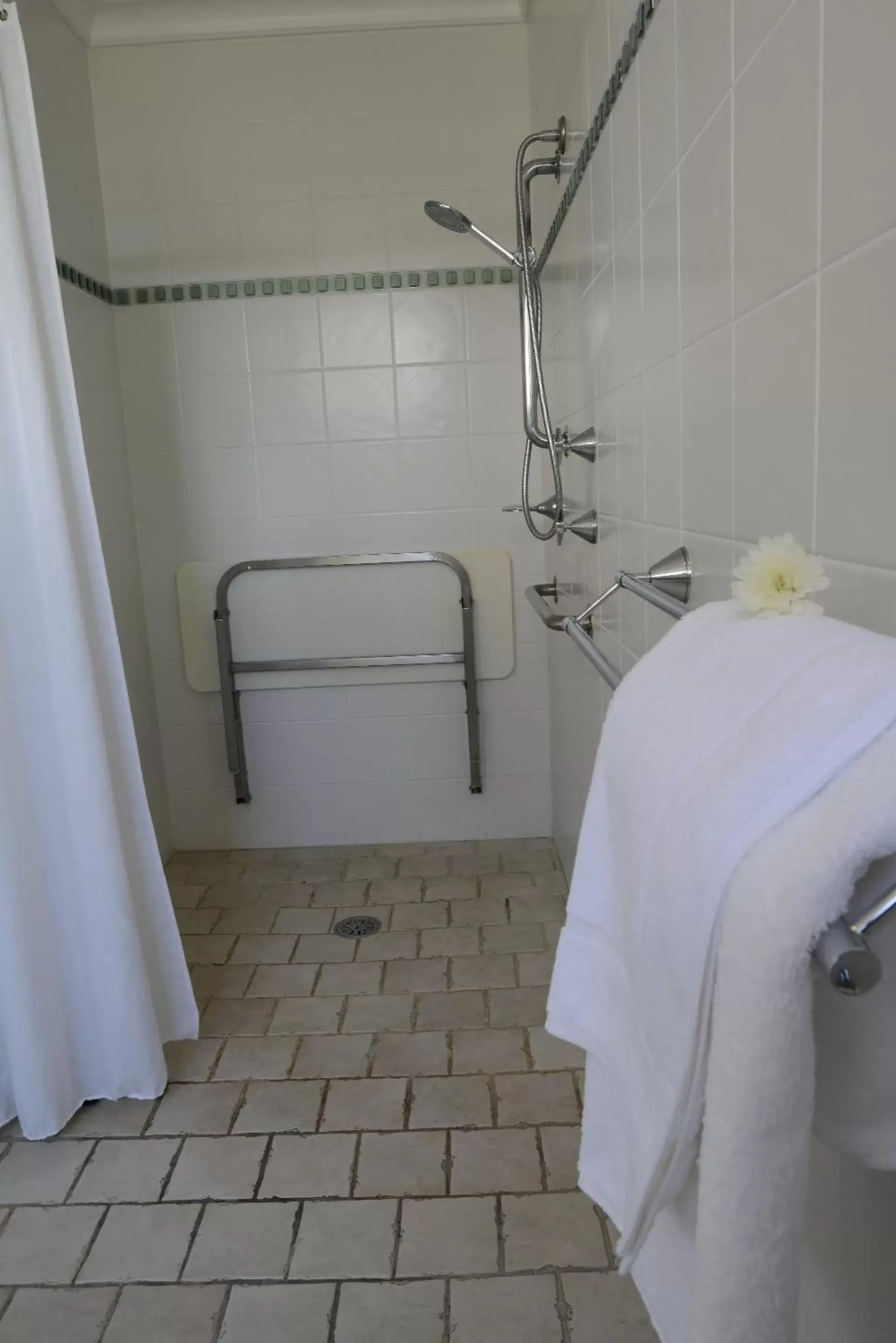 Bathroom in Rockpool Motor Inn